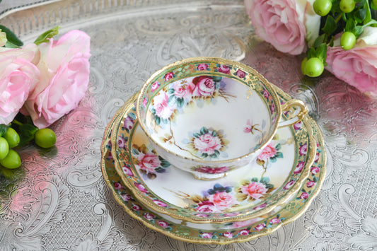 オールドノリタケの里帰り品です。キラキラと輝くティートリオ。クリスマスにもぴったりのお品です。ハンドペイントで描かれたバラに金盛りの美しい模様。さすがノリタケ!ですね。とっても豪華なデザインなのでプレゼントにもぜひどうぞ。