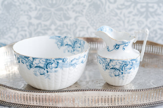 サミュエル・ラドフォードというメーカーの可愛らしいティートリオです。サミュエル・ラドフォードはスタッフォードシャーのメーカーで、1879年から1957年まで創業していました。こちらはブルーの転写模様がとても美しく地模様もとても可愛らしいお品です。同じパターンのティートリオと色違いのデザートプレートも別で掲載しています。
