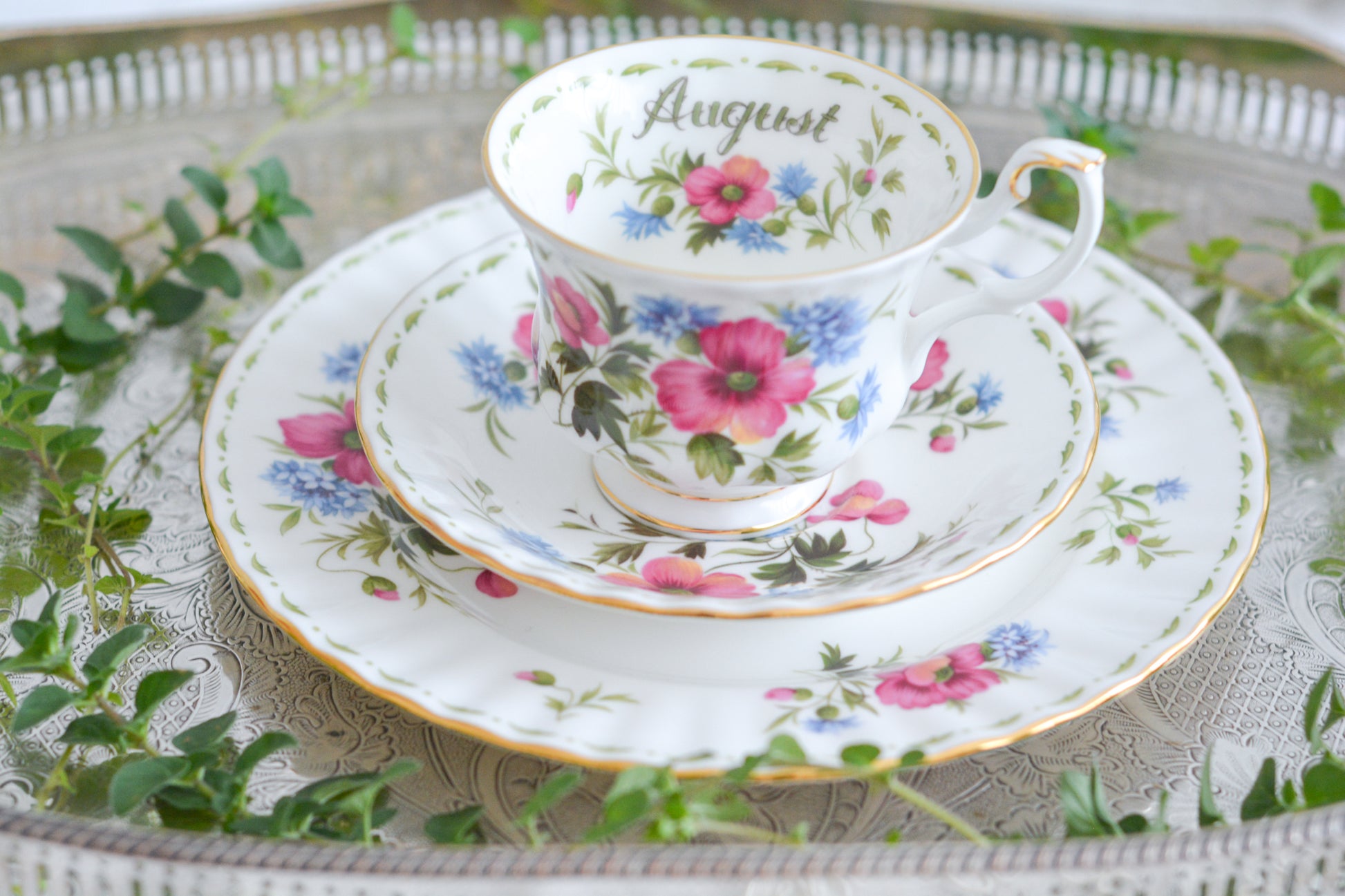 ロイヤルアルバートの人気シリーズの一つ、「フラワーオブマンス」1月から12月までそれぞれの季節のお花がモチーフのシリーズで、ついつい集めたくなってしまう魅力があります。今回ご紹介するのは、8月(August)。8月のお花はポピーです。鮮やかな色合いが夏のティータイムにぴったり!貴重なデザートプレート付きのトリオとなっております。8月生まれの方、コレクションしていらっしゃる方、お探しの方もぜひ。