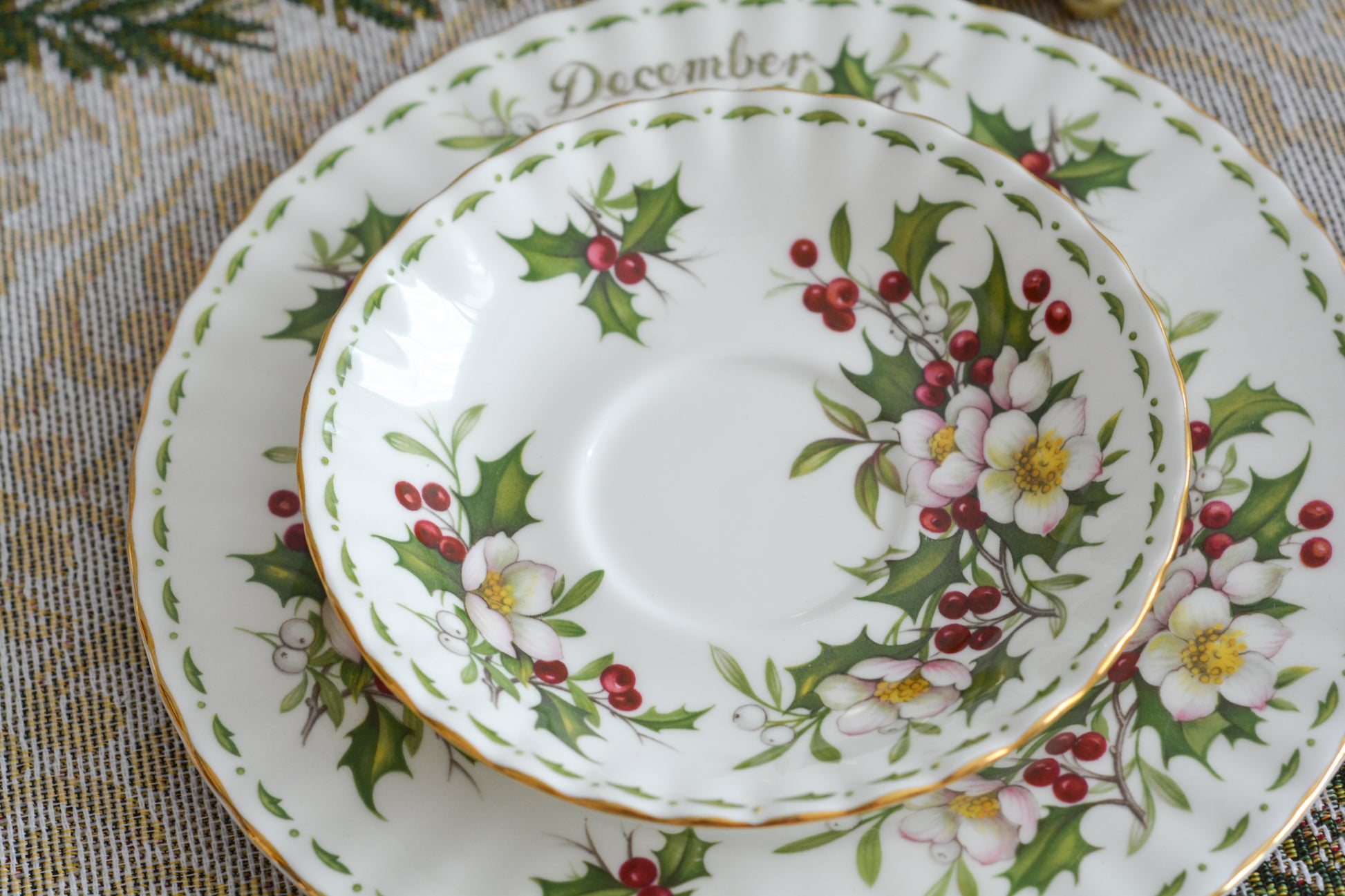 ロイヤルアルバートの人気シリーズの一つ、「フラワーオブマンス」1月から12月までそれぞれの季節のお花がモチーフのシリーズで、ついつい集めたくなってしまう魅力があります。今回ご紹介するのは、12月(December)。12月のお花はクリスマスローズです。ヒイラギに可憐なクリスマスローズがクリスマスの季節にぴったりなデザイン。とっても華やかなお品でクリスマスのテーブルを彩ります。