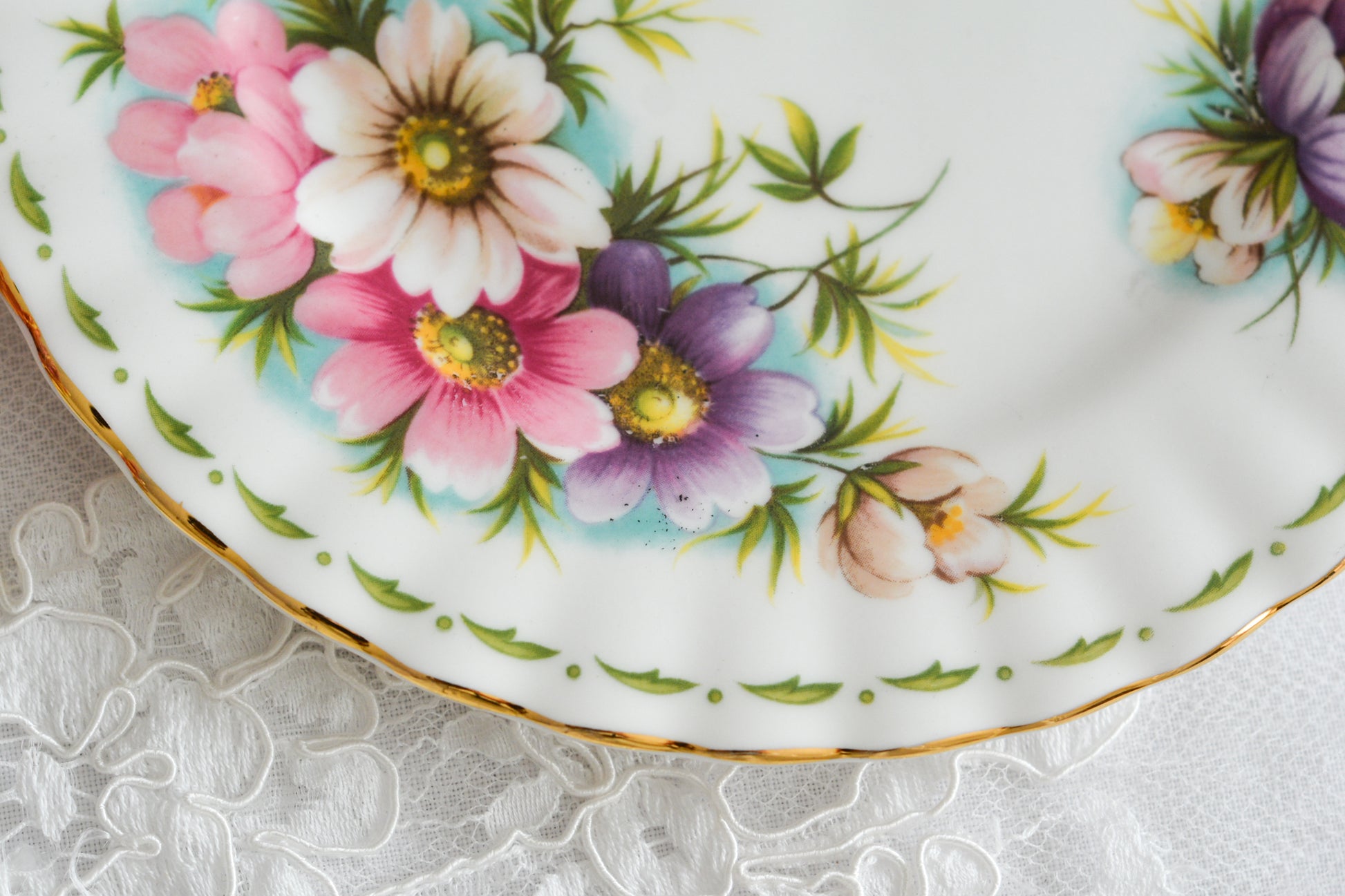 ロイヤルアルバートの人気シリーズの一つ、「フラワーオブザマンス」1月から12月までそれぞれの季節のお花がモチーフのシリーズで、ついつい集めたくなってしまう魅力があります。今回ご紹介するのは、10月(Octber)。10月のお花はコスモスです。柔らかな色合いのコスモスにターコイズブルーがアクセントの可愛らしいセットです。今回はティートリオにデザートプレートのついた珍しい4ピースセットが入荷しました!秋のティータイムをお楽しみください。