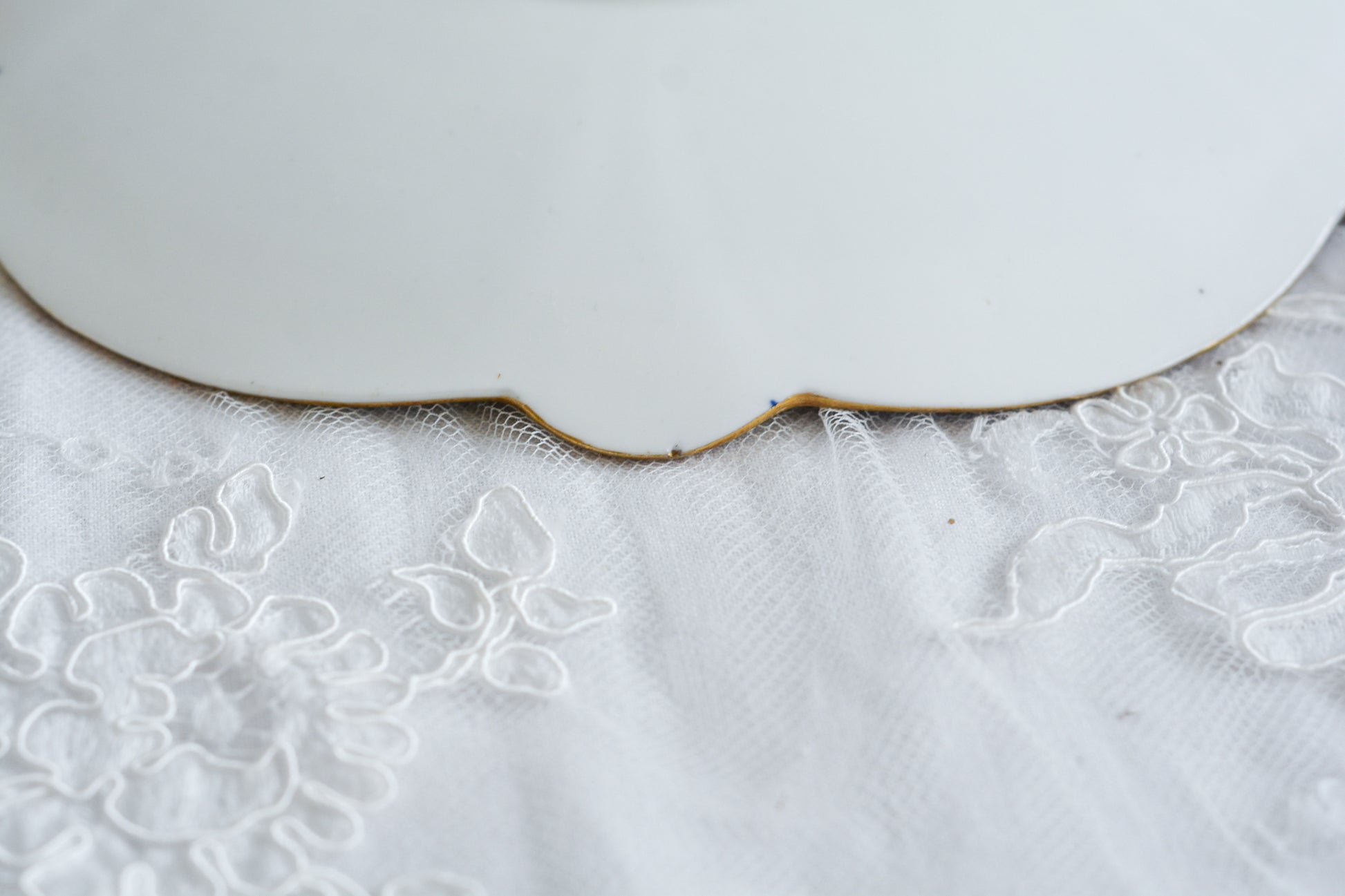 アレートンというメーカーの美しいティートリオです。アレートンは1859年から1942年まで続いたメーカーで、1912年からはコウルドンに買収されました。バックスタンプはコウルドンに引き継がれる以前の物です。美しいコバルトブルーにエナメルのジュールがうってあって、とってもエレガントなティーセットです。カップ&ソーサー、サイドプレート、デザートプレートの4ピースのセットで、お一人分のティータイムにぴったりです。