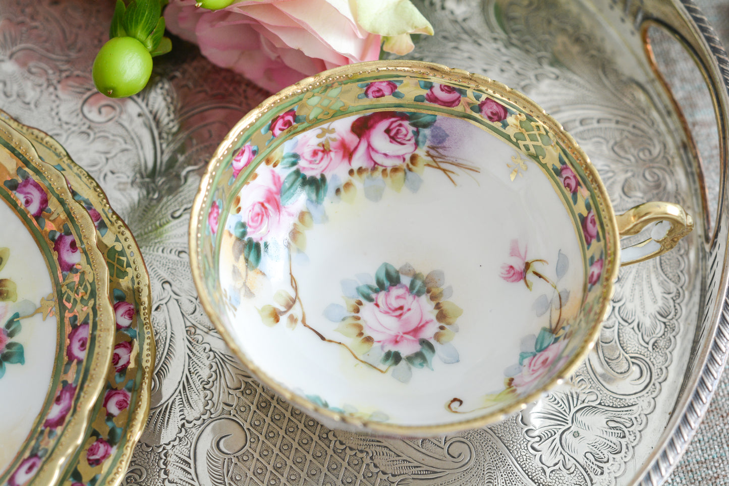 オールドノリタケの里帰り品です。キラキラと輝くティートリオ。クリスマスにもぴったりのお品です。ハンドペイントで描かれたバラに金盛りの美しい模様。さすがノリタケ!ですね。とっても豪華なデザインなのでプレゼントにもぜひどうぞ。