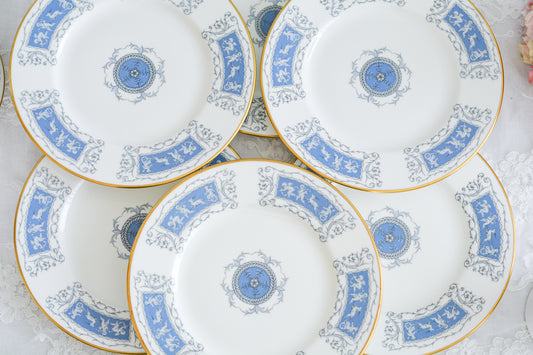 コールポートはウェッジウッドに合併されて製造停止までの間にたくさんのヴィンテージシリーズを製造しています。今回ご紹介するのは「レヴェリー」。天使の絵柄がとっても可愛らしいシリーズです。爽やかなブルーカラーにたくさんの天使達。夏のティータイムにもぴったりですね。ティートリオとサイドプレートと比べてブルーが少し淡いカラーになっています。こちらは1枚の価格です。全部で6枚在庫がございます。