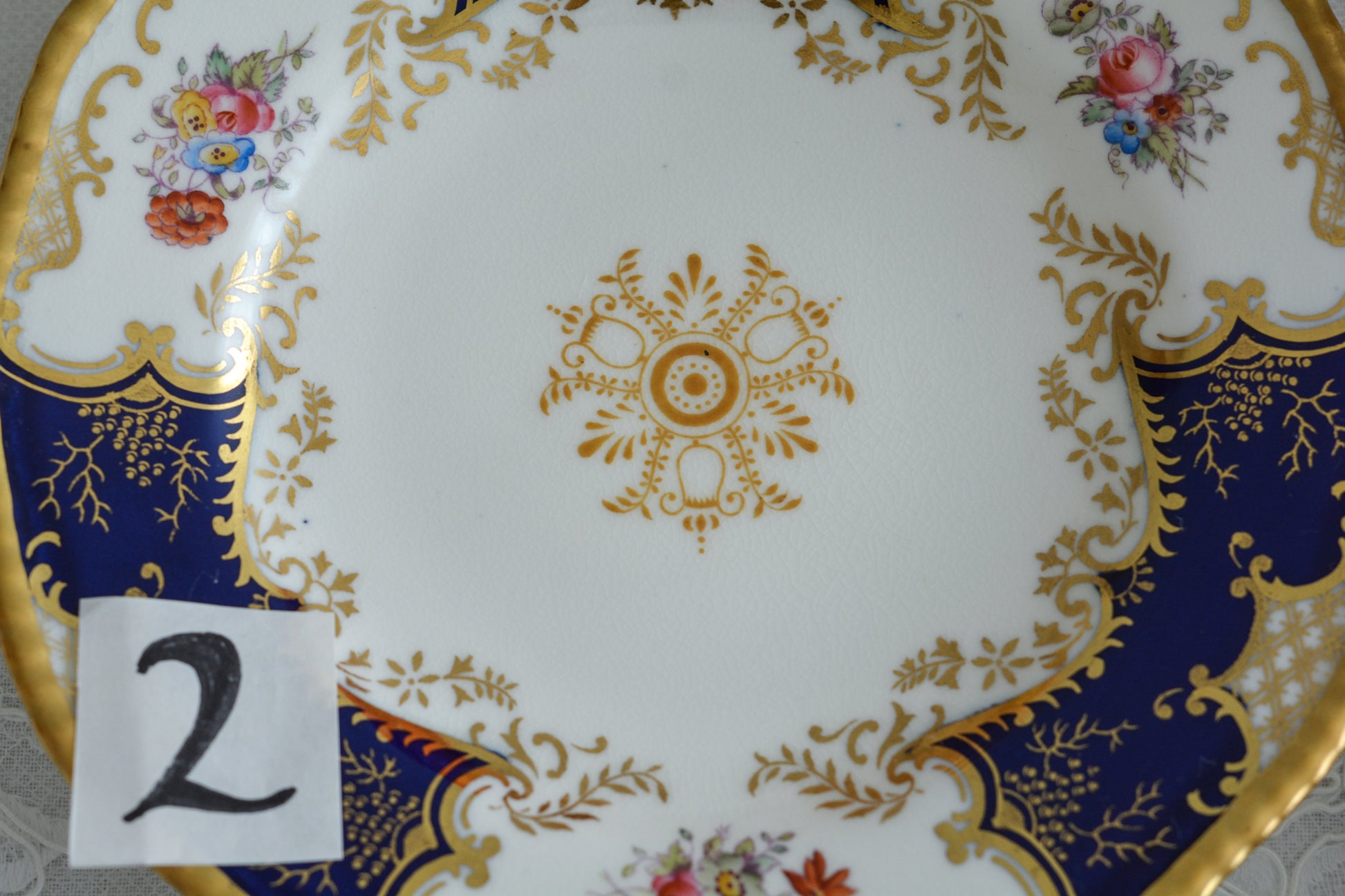 コールポートの代表作と言ってもいい、バットウィングシリーズ。こちらはコバルトブルーのティートリオです。重厚感のあるコバルトブルーと金彩のコントラスト、美しいシェイプ。凛としさ美しさがありオーラを感じます。最近はバットウィングも探すのがとても困難になってきました。心が躍るカップでティータイムをお楽しみいただけたら嬉しいです。こちらは1セットの価格です。全部で6セット在庫がございます。状態で価格が変わります。