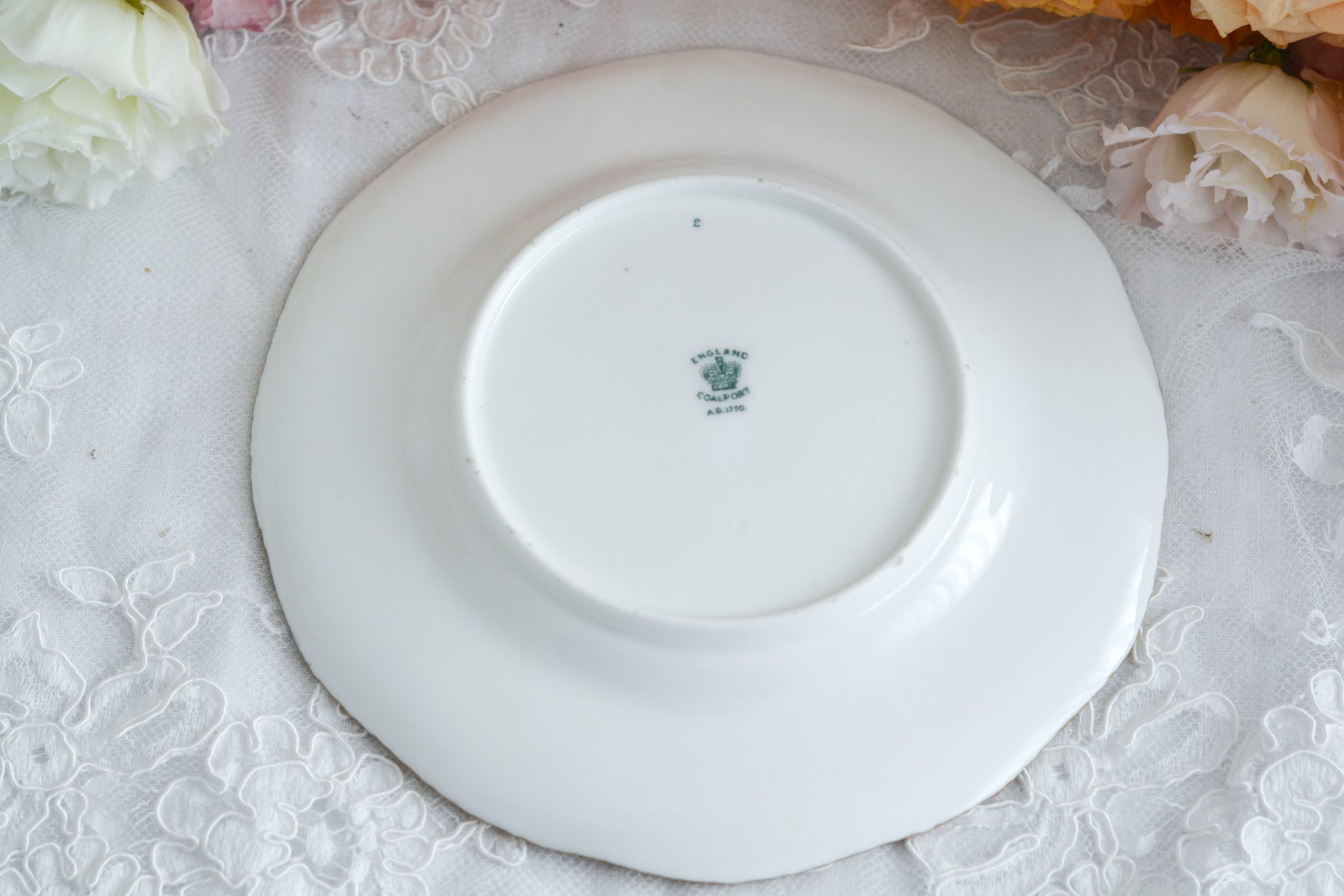 コールポートの人気シリーズ、バットウィングシリーズ。こちらはとても貴重なライラックカラーのティートリオです。そしてさらにカップの側面にブーケの模様が描かれている珍しいデザインです。ライラックカラーは美しいのはもちろんですが、柔らかな印象でとても上品ですね。最近はバットウィングシリーズは探すことがより困難になっております。ライラックカラーは元々レアカラーと言われるお品で、当店では初めてご紹介できます。美しいティートリオをぜひお楽しみください。