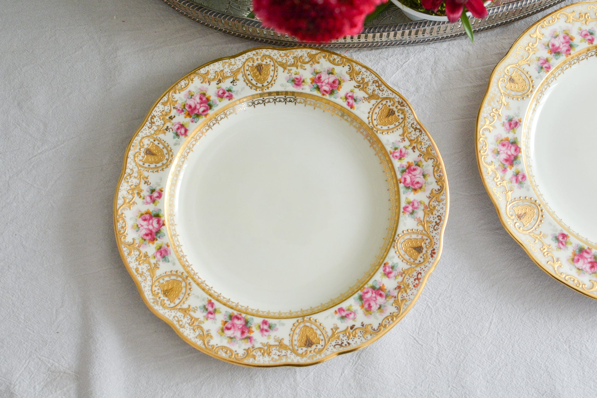 コープランドのエレガントなプレートが入荷しました。以前ご紹介したことのあるプレートです今回また出会うことができました。クリームカラーの地のお色に金盛りの繊細な模様に、可憐なバラが描かれた大変美しいプレート。ティータイムを華やかに盛り上げてくれそうです。裏面には、サインが入っています。こちらは1枚の価格です。在庫が2枚ございます。プレート①〜②からお選びください。