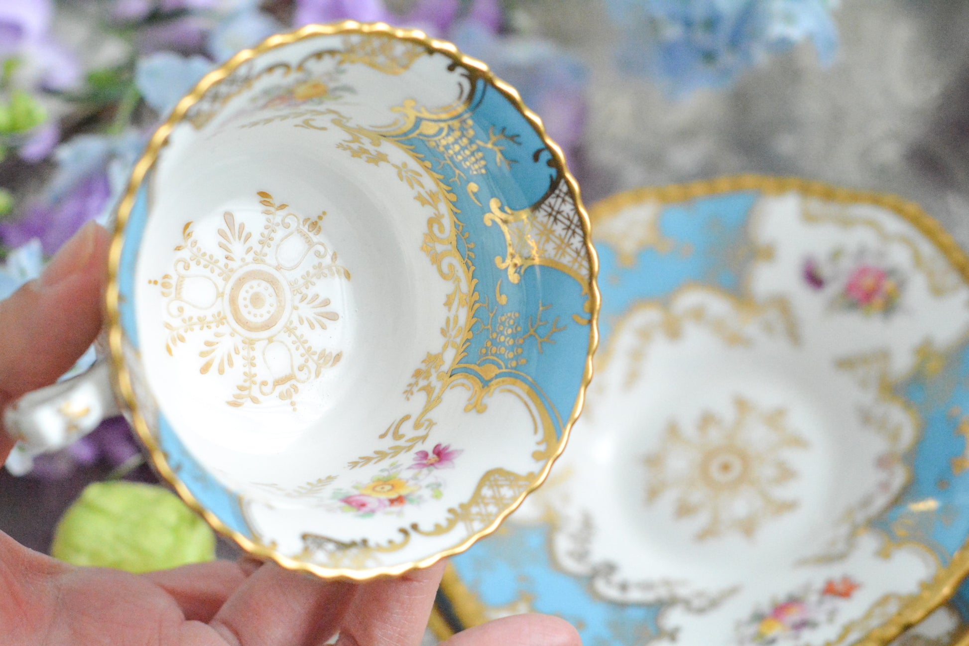 コールポートの代表作と言ってもいい、バットウィングシリーズ。カラー展開が豊富でレアカラーと呼ばれる貴重かつ人気のカラーがあります。その中でもターコイズブルーは幻と言われるほどレアなカラー。前回ご紹介できた時もとても嬉しかったのですが、また出会うことができて本当に嬉しく思います。手に取ると、宝石のようにキラキラと輝くターコイズブルーに金彩のコントラスト、美しいシェイプ。本当に素晴らしい、心が躍るカップです。