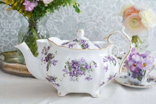 ハマースレイの人気シリーズ、ヴィクトリアンバイオレットシリーズのラージサイズのティーポットです。可憐なすみれの模様と優雅なシェイプがとても美しく、おうちティータイムを華やかに盛り上げてくれます。とても存在感があって、テーブルを華やかに盛り上げてくれます。お客さまのおもてなしにはもちろん、ご家族やご友人との楽しいティータイムにもぜひ。