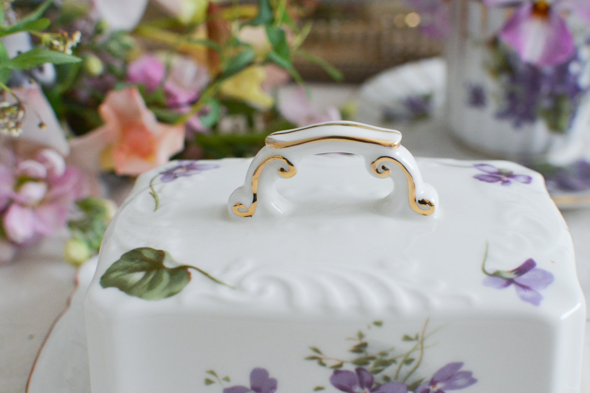 ハマースレイの人気シリーズ、ヴィクトリアンバイオレットシリーズ。珍しいバターディッシュです。お馴染みの可憐なすみれの模様が美しく、蓋の持ち手もハマースレイらしいとてもエレガントなデザイン。バターはもちろん、小さなお菓子を入れてゲストをおもてなししても素敵ですね。ティータイムを華やかに盛り上げてくれるアイテムです。