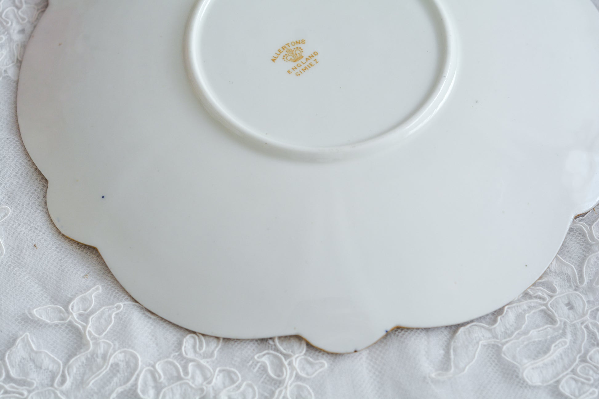 アレートンというメーカーの美しいティートリオです。アレートンは1859年から1942年まで続いたメーカーで、1912年からはコウルドンに買収されました。バックスタンプはコウルドンに引き継がれる以前の物です。美しいコバルトブルーにエナメルのジュールがうってあって、とってもエレガントなティーセットです。カップ&ソーサー、サイドプレート、デザートプレートの4ピースのセットで、お一人分のティータイムにぴったりです。