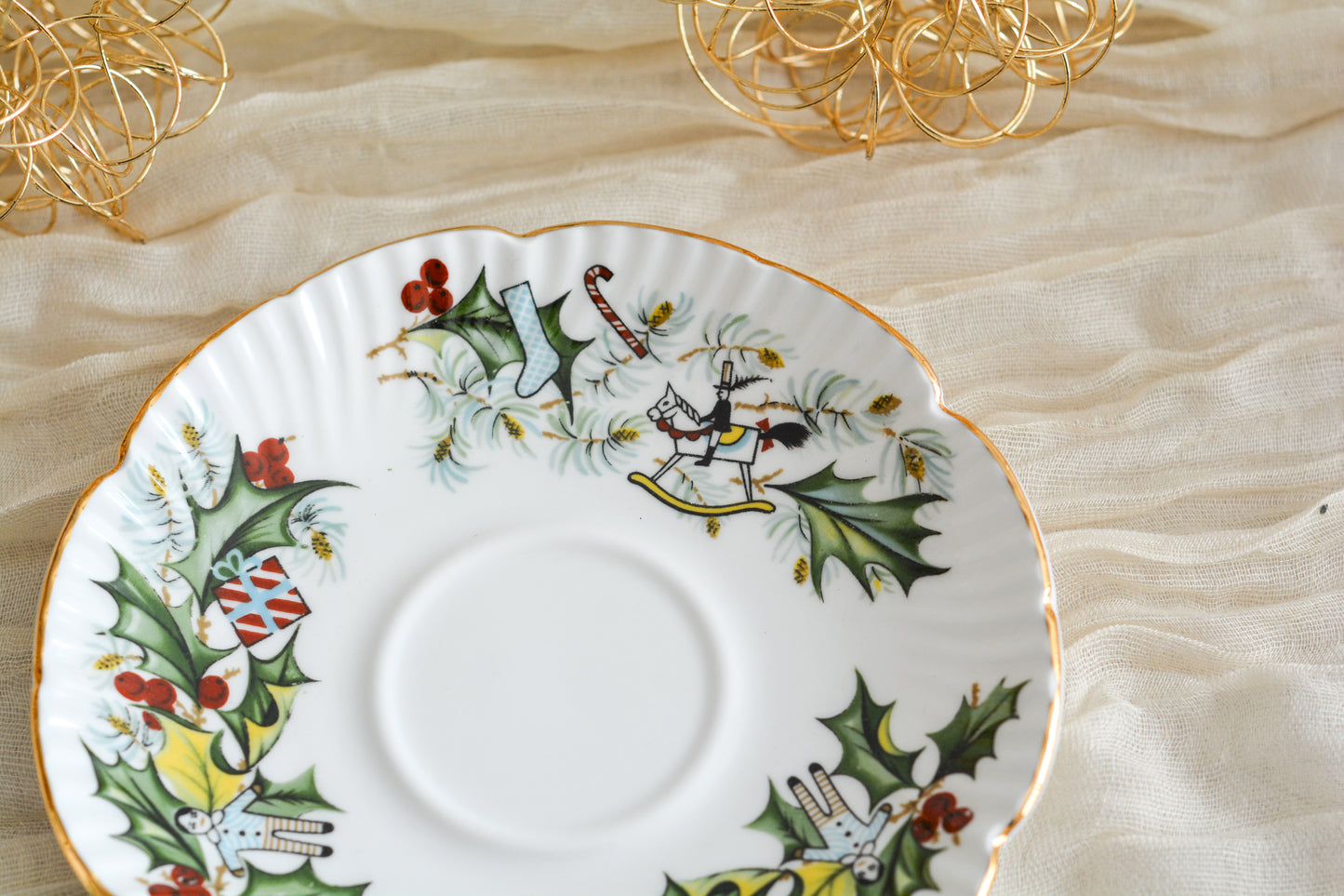 ハマースレイのクリスマスの絵柄のカップ&ソーサーは、ヒイラギにプレゼントやステッキ、お人形などクリスマスらしいモチーフがたくさん。とっても可愛らしいカップです。クリスマスのワクワクする気持ちをさらに盛り上げてくれそうですね。今回1客だけ入荷できました!ぜひクリスマスのティータイムをお楽しみくださいませ。