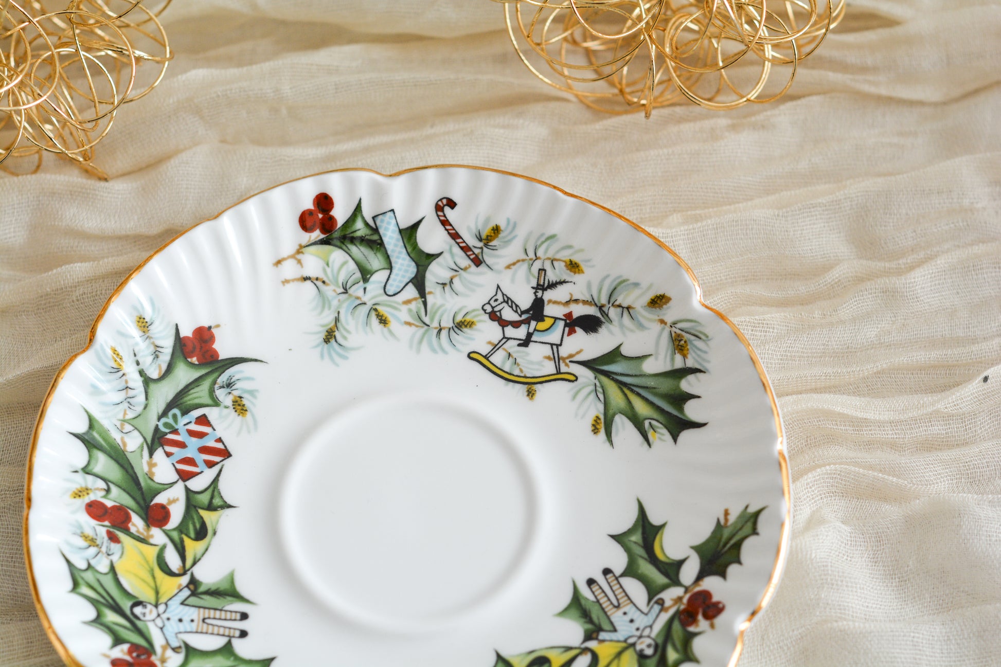 ハマースレイのクリスマスの絵柄のカップ&ソーサーは、ヒイラギにプレゼントやステッキ、お人形などクリスマスらしいモチーフがたくさん。とっても可愛らしいカップです。クリスマスのワクワクする気持ちをさらに盛り上げてくれそうですね。今回1客だけ入荷できました!ぜひクリスマスのティータイムをお楽しみくださいませ。