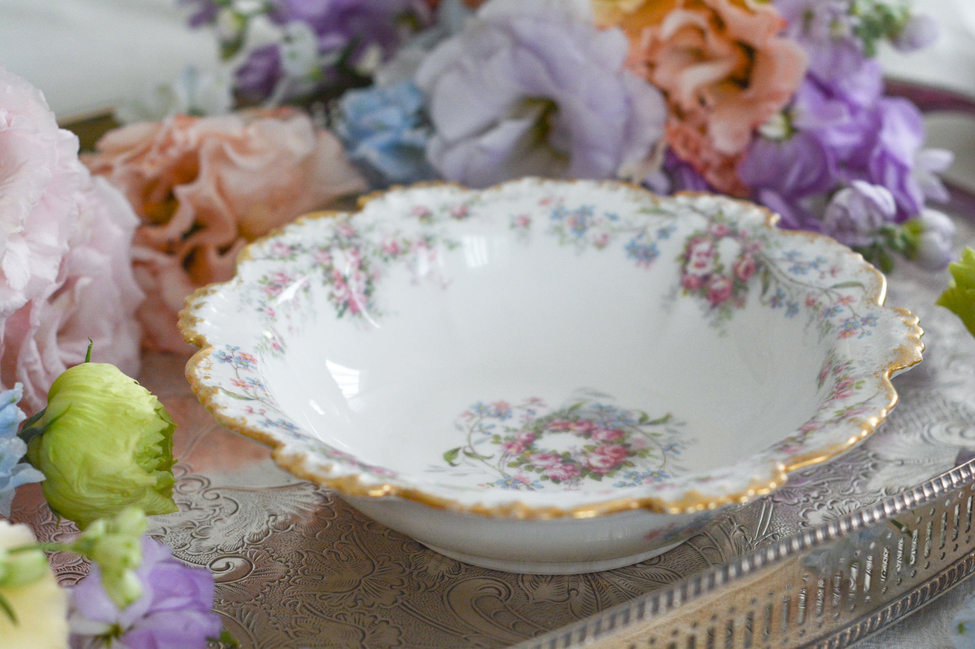 フランスのリモージュ、ジャン・プーヤ工房の可愛らしいボウル。淡いカラーが優しい雰囲気です。フルーツを盛り付けたり、ボンボンやトラジェを盛り付けたら素敵だなと思います。バラと勿忘草の組み合わせはやっぱり可愛い!!です。色々なお菓子を盛り付けてみてくださいね!