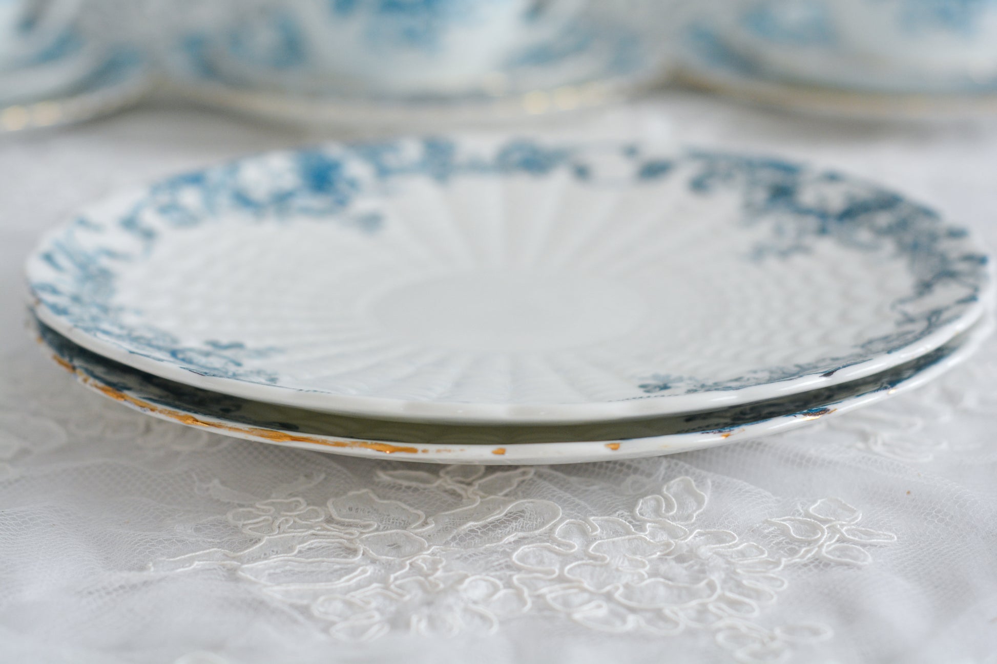 サミュエル・ラドフォードというメーカーの可愛らしいデザートプレートです。サミュエル・ラドフォードはスタッフォードシャーのメーカーで、1879年から1957年まで創業していました。こちらはブルーの転写模様がとても美しく地模様もとても可愛らしいお品です。色違いのティートリオとシュガーボウル&ミルクジャグも別で掲載しています。   こちらは1枚の価格です。全部で2枚在庫がございます。状態の良い方からお送りします。