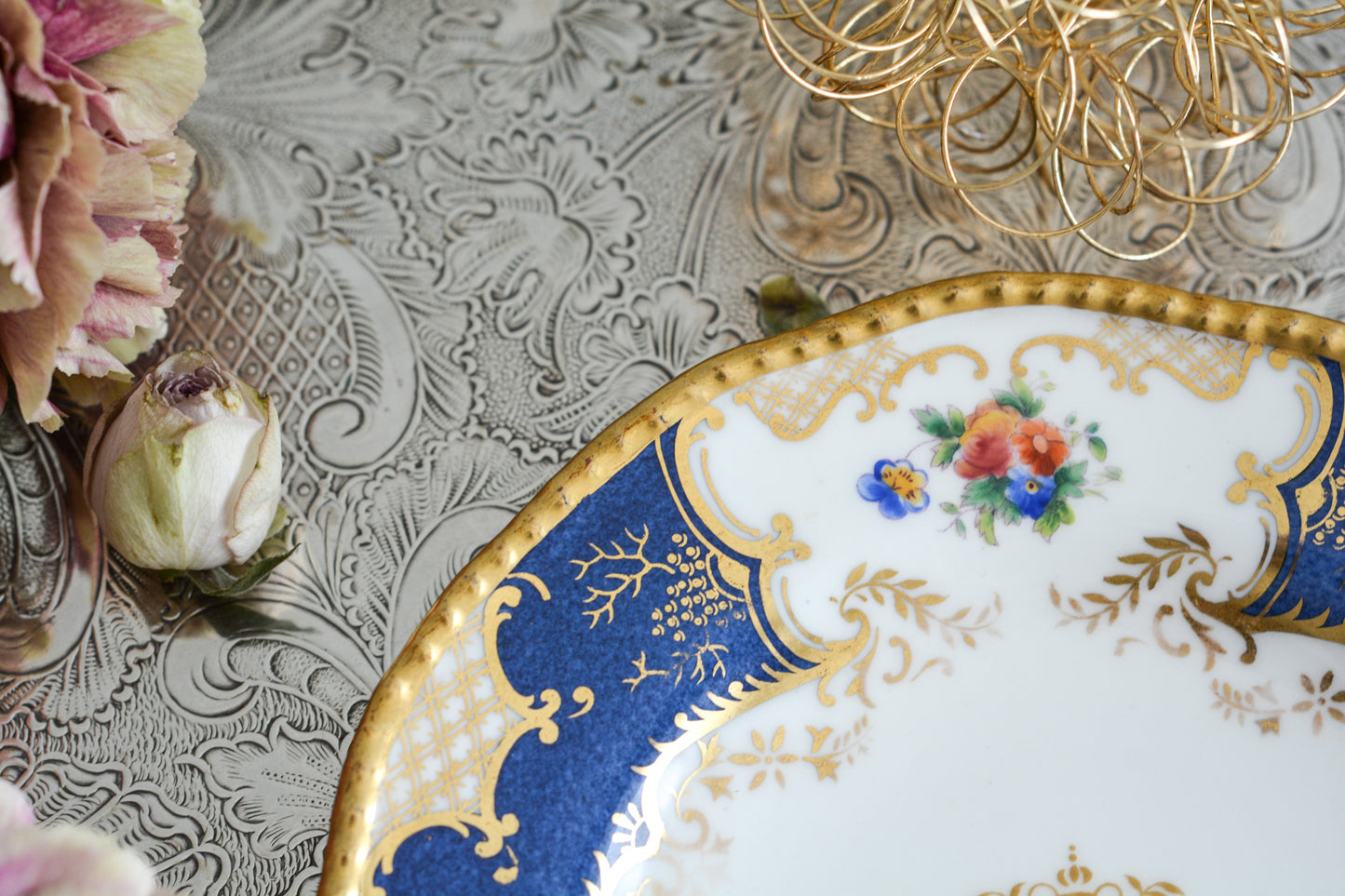 コールポートの人気シリーズ、バットウィングシリーズ。こちらはとても珍しい明るいブルーのサイドプレートです。ちょっと凝ったブルーで石目のようになっていて高級感があります。バットウィングシリーズはたくさんのカラーバリエーションがありますが、最近はバットウィングシリーズはどのカラーも探すことがより困難になっております。こちらのプレートは、特に珍しいカラーでコレクションにぴったりです。