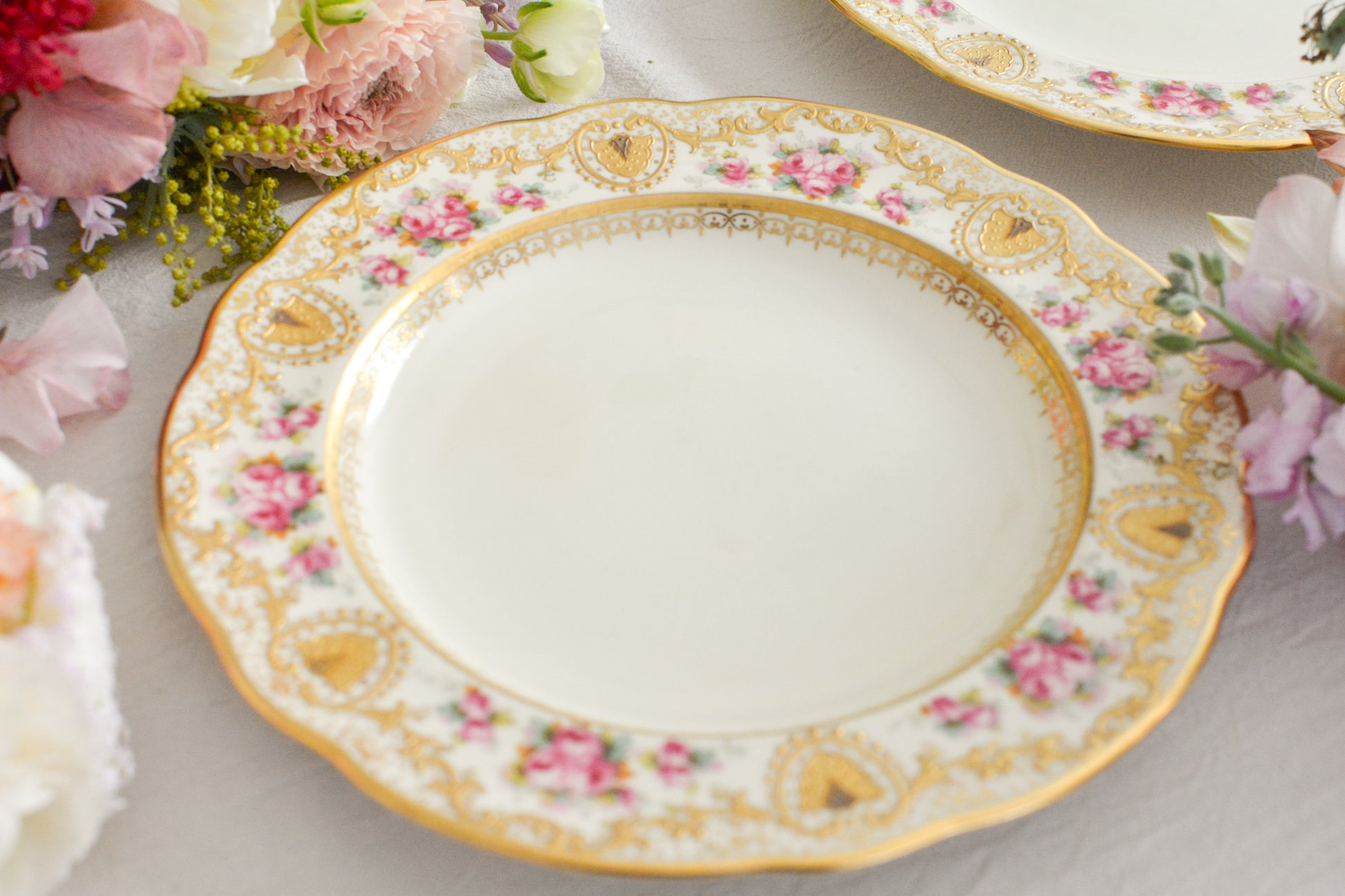 コープランドのエレガントなプレートが入荷しました。以前ご紹介したことのあるプレートです今回また出会うことができました。クリームカラーの地のお色に金盛りの繊細な模様に、可憐なバラが描かれた大変美しいプレート。ティータイムを華やかに盛り上げてくれそうです。裏面には、サインが入っています。こちらは1枚の価格です。在庫が2枚ございます。プレート①〜②からお選びください。