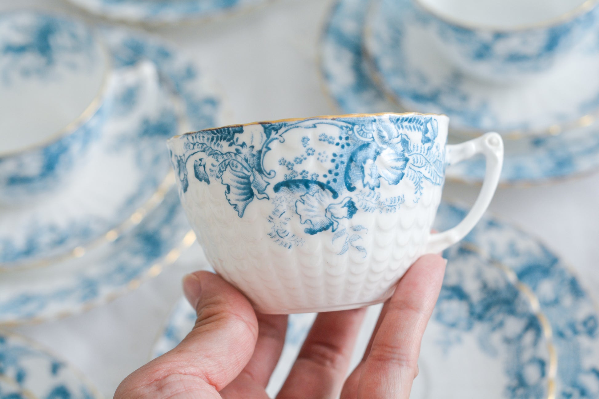 サミュエル・ラドフォードというメーカーの可愛らしいティートリオです。サミュエル・ラドフォードはスタッフォードシャーのメーカーで、1879年から1957年まで創業していました。こちらはブルーの転写模様がとても美しく地模様もとても可愛らしいお品です。同じパターンのミルクジャグ&シュガーボウル、色違いのデザートプレートも別で掲載しています。  こちらは1セットの価格です。全部で6セットあります。状態の良いものからお送りします。