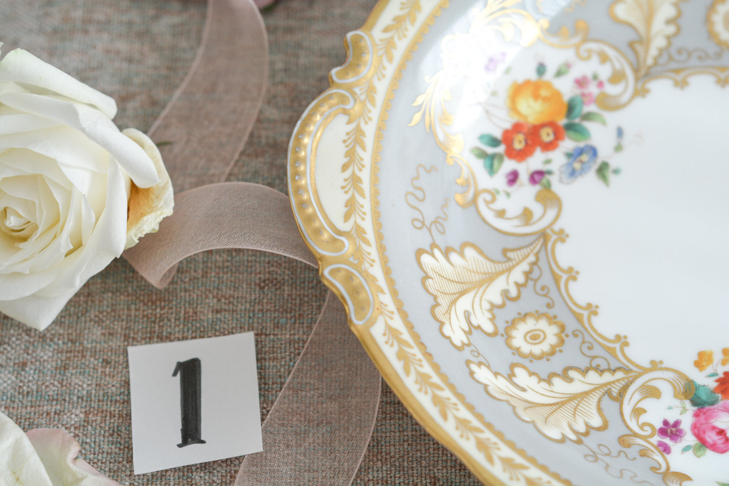 コウルドンのティファニーパターンのプレート。こちらは老舗ハロッズがオーダーしたもので、こちらはティファニーのスタンプはありませんが、柄はティファニーがコウルドンにオーダーしたパターンです。ティファニーらしい上品な絵柄がとても美しくでコウルドンの中でも人気のシリーズです。当時も人気があったのでしょう。いろいろな小売店がコウルドンにオーダーしています。ハンドルのついた深めのプレートはサービングプレートにもお使いいただきやすいと思います。