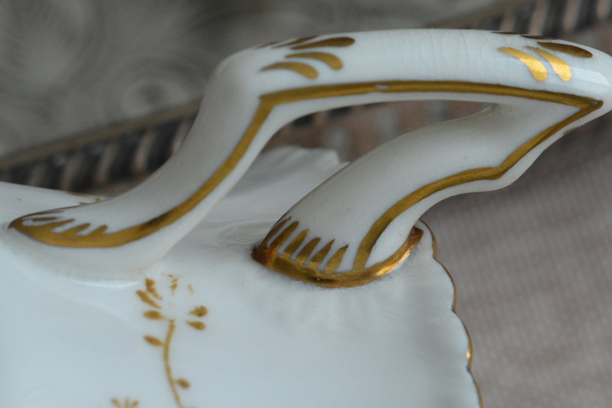 コールポートの人気シリーズ、バットウィングシリーズ。レアカラーのイエローカラーのトリオです。イエローのバットウィングは、鮮やかなイエローカラーが美しく、とても華やかな印象です。最近はバットウィングシリーズは探すことがより困難になっております。残念ながらカップにヒビが入っている為に観賞用となっております。(水漏れしたり、カップ自体が割れてしまう可能性があるため、カップに紅茶などを入れることは難しいです)ソーサーとサイドプレートはとても良い状態です。カップにヒビはあるものの観賞用としては大変美しく、貴重なお品です。ぜひコレクションとしてこのカップをお楽しみください。