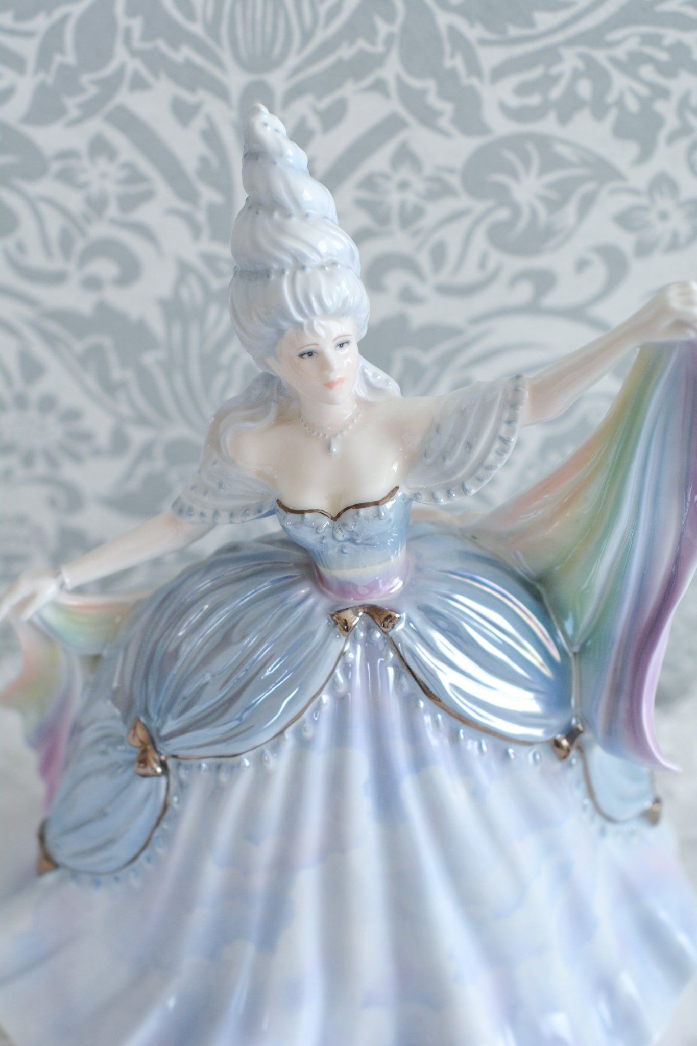 コールポートはフィギュリンをたくさん作っていて、たくさんのシリーズがあります。人気はあるけれど日本ではほとんど見かけないシリーズの1つ。「The millennium Ball」というシリーズで、この「Rain」と、「Moon」「 Forest」「Time」「Sun」の5種類から構成されています。このRainはパステルカラーでキラキラしていて、まるでファンタジーの世界からやってきてよう!このシリーズは個人的にも好きなシリーズで、時間をかけて探しました!今回ご紹介できて嬉しいです。製造数がとても少ないため探すのが大変困難なお品です。