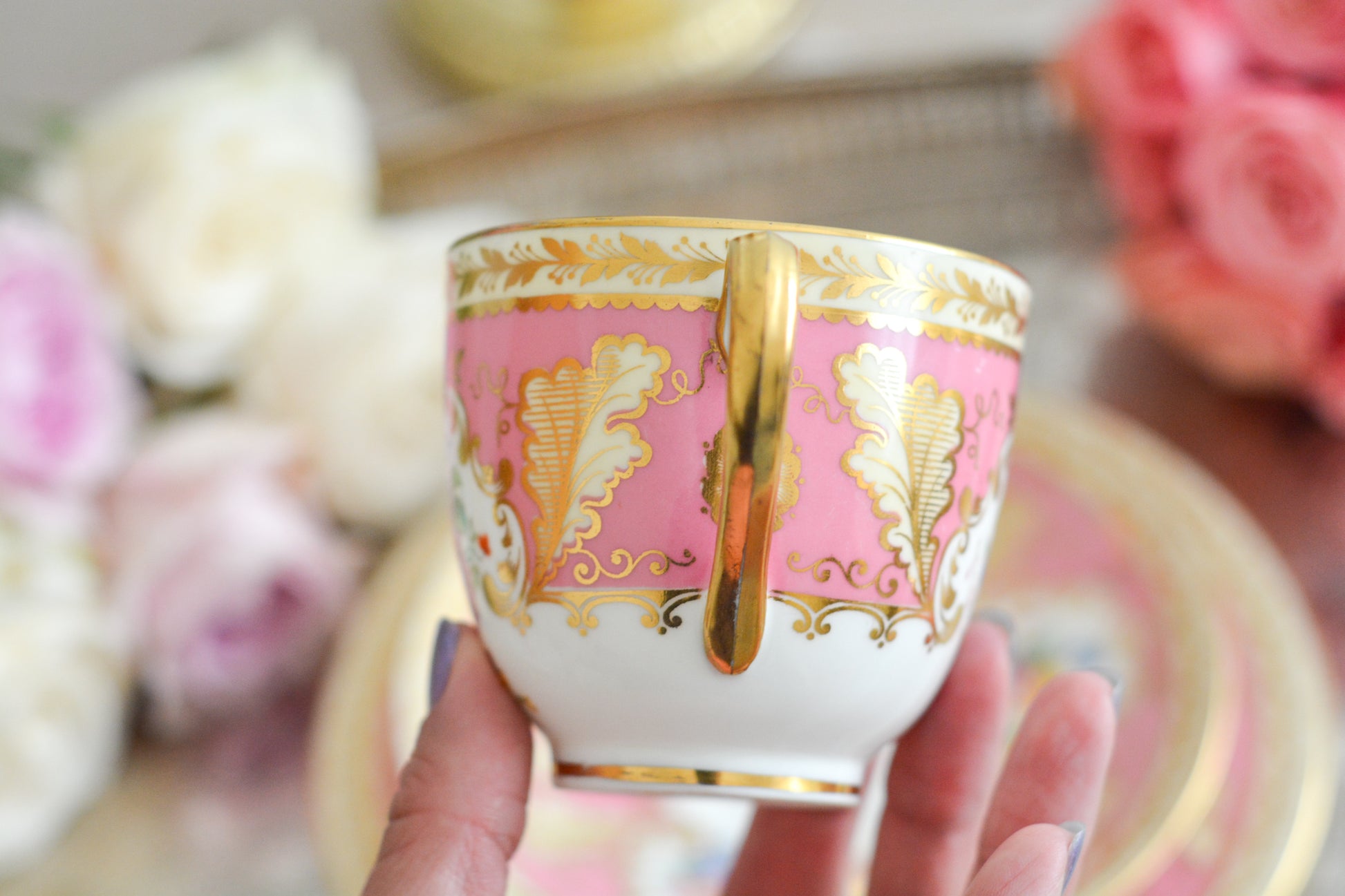 ピンクのカラーがとても貴重で愛らしい、コウルドンのティファニーパターンのティートリオです。こちらはティファニーのスタンプはありませんが、柄はティファニーがコウルドンに特注したパターン。ティファニーらしい上品な絵柄がとても美しくでコウルドンの中でも人気のシリーズです。クリスマスプレゼントにもぴったりの特別なお品です🎁  美しいティートリオで、ぜひクリスマスのティータイムやテーブルコーディネートをお楽しみください。