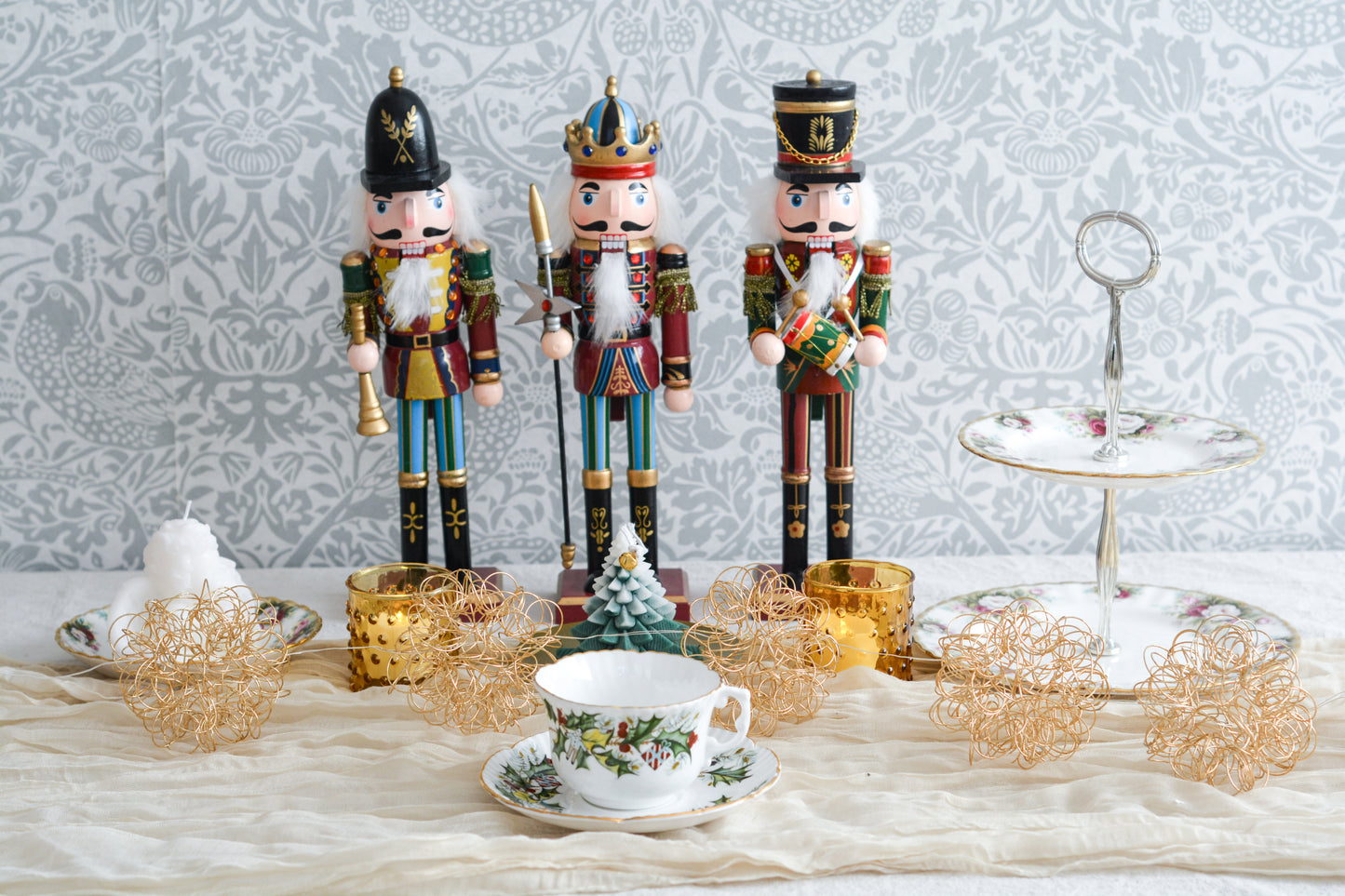 ハマースレイのクリスマスの絵柄のカップ&ソーサーは、ヒイラギにプレゼントやステッキ、お人形などクリスマスらしいモチーフがたくさん。とっても可愛らしいカップです。クリスマスのワクワクする気持ちをさらに盛り上げてくれそうですね。今回1客だけ入荷できました!ぜひクリスマスのティータイムをお楽しみくださいませ。