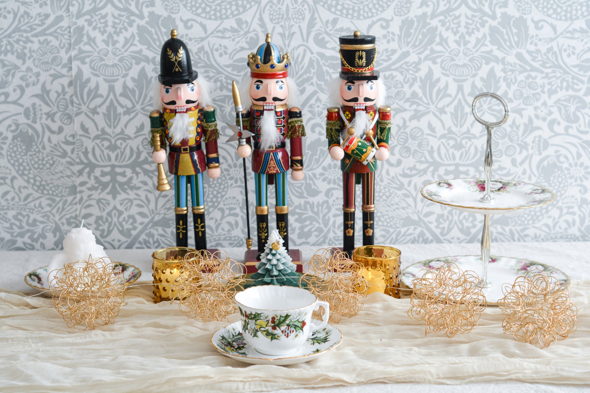 ハマースレイのクリスマスの絵柄のカップ&ソーサーは、ヒイラギにプレゼントやステッキ、お人形などクリスマスらしいモチーフがたくさん。とっても可愛らしいカップです。クリスマスのワクワクする気持ちをさらに盛り上げてくれそうですね。今回1客だけ入荷できました!ぜひクリスマスのティータイムをお楽しみくださいませ。