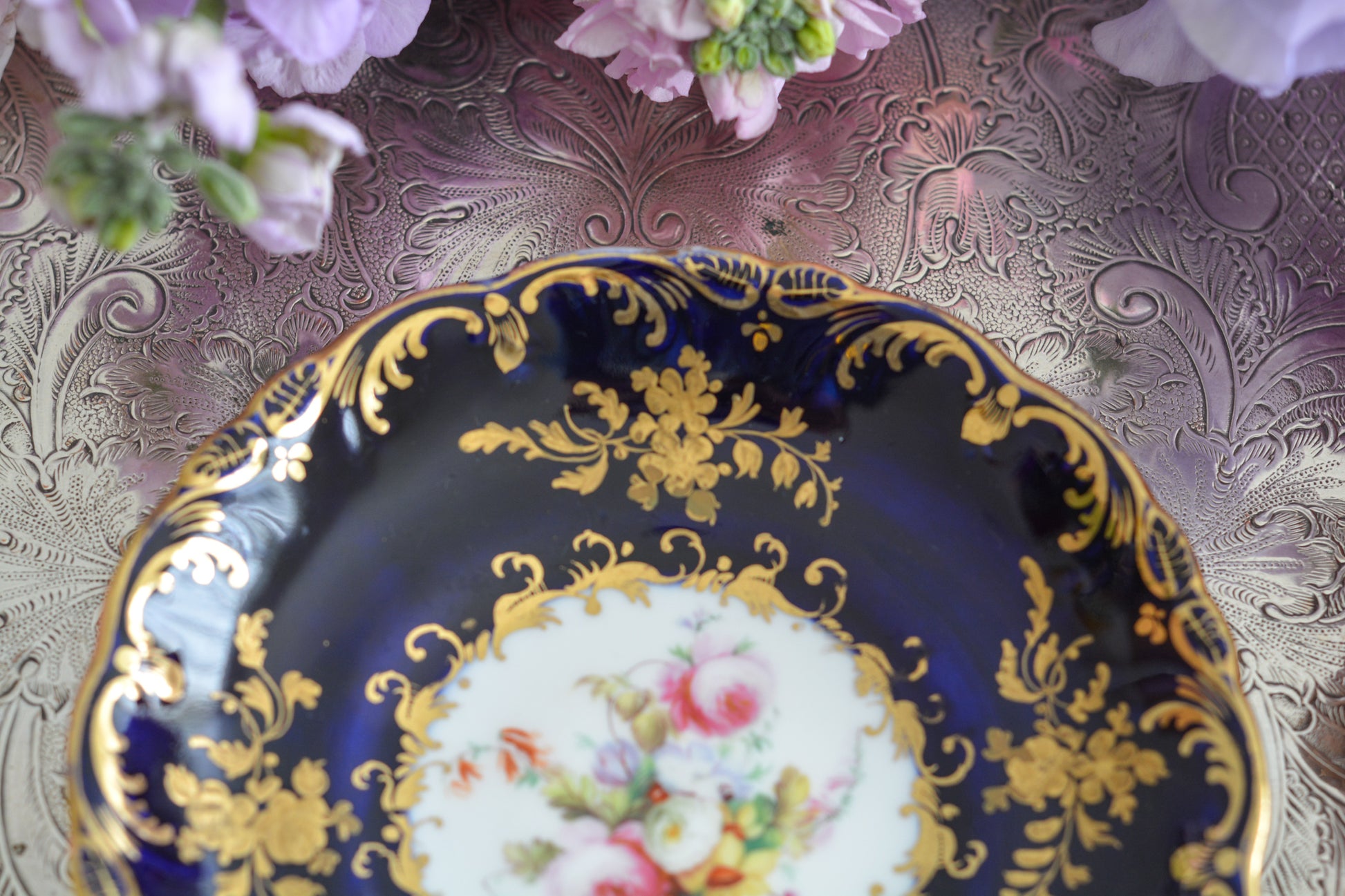 コールポートのロココリバイバル作品のアデレードシェイプ。とても優雅なシェイプで、ハンドペイントで描かれる花々は繊細でとても美しいです。いろいろなデザインが作られていて、シェイプは同じでも絵柄は少しずつ違います。こちらはコバルトブルーに金彩のお花模様が豪華なお品。アデレードシェイプは探すのにとても苦労しますが、見つけた時の喜びはとても大きいものです。金彩の薄れはありますが、貫入のないとても良い状態です。素敵なアデレードシェイプをぜひご覧ください。
