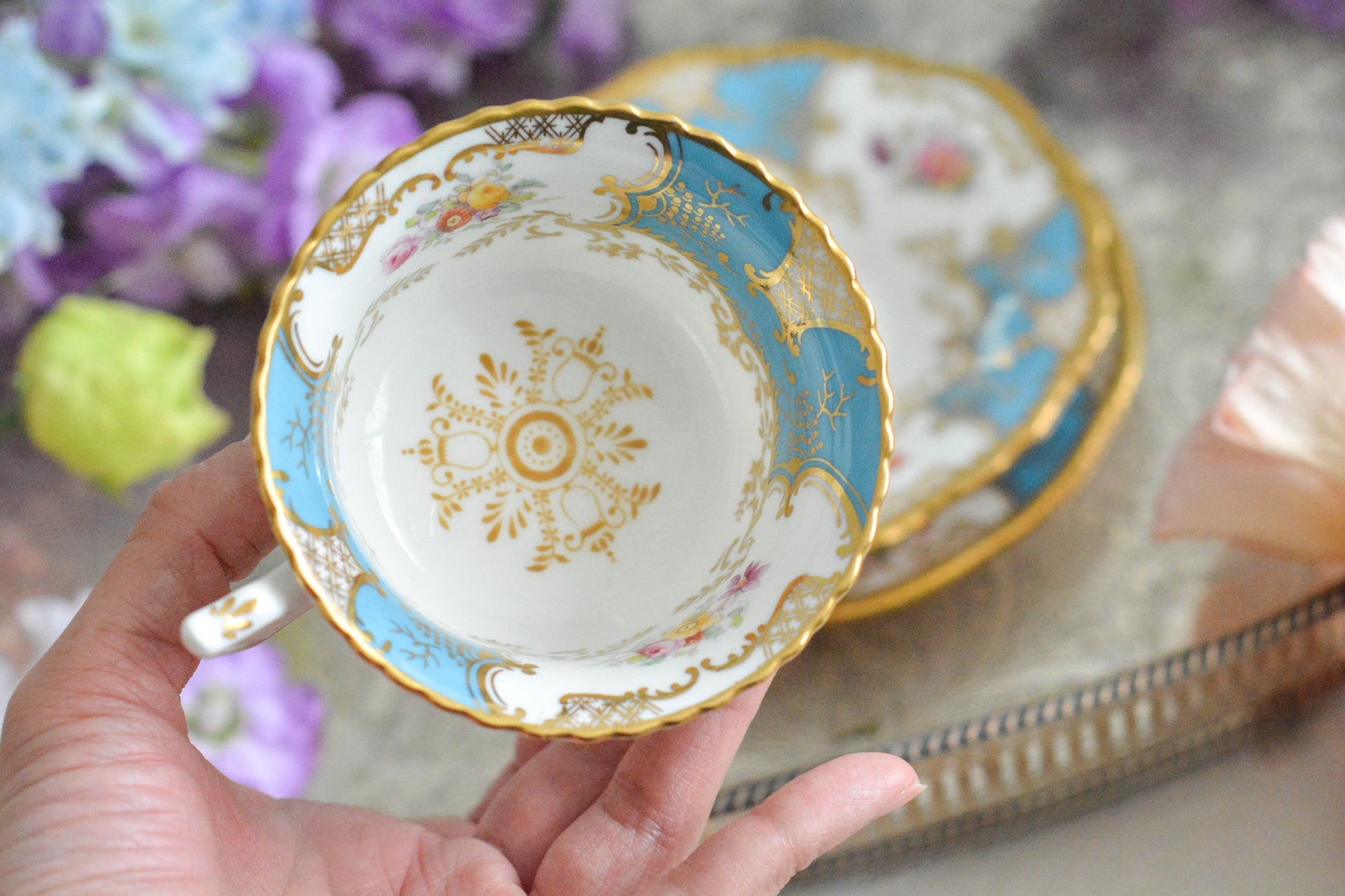 コールポートの代表作と言ってもいい、バットウィングシリーズ。カラー展開が豊富でレアカラーと呼ばれる貴重かつ人気のカラーがあります。その中でもターコイズブルーは幻と言われるほどレアなカラー。前回ご紹介できた時もとても嬉しかったのですが、また出会うことができて本当に嬉しく思います。手に取ると、宝石のようにキラキラと輝くターコイズブルーに金彩のコントラスト、美しいシェイプ。本当に素晴らしい、心が躍るカップです。