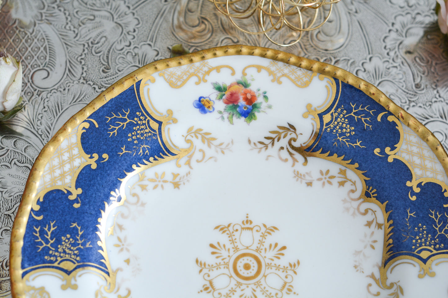 コールポートの人気シリーズ、バットウィングシリーズ。こちらはとても珍しい明るいブルーのサイドプレートです。ちょっと凝ったブルーで石目のようになっていて高級感があります。バットウィングシリーズはたくさんのカラーバリエーションがありますが、最近はバットウィングシリーズはどのカラーも探すことがより困難になっております。こちらのプレートは、特に珍しいカラーでコレクションにぴったりです。