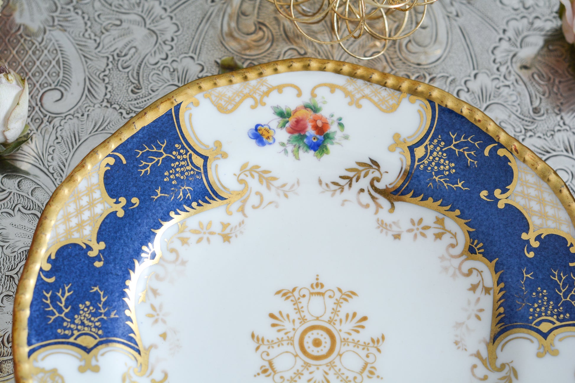 コールポートの人気シリーズ、バットウィングシリーズ。こちらはとても珍しい明るいブルーのサイドプレートです。ちょっと凝ったブルーで石目のようになっていて高級感があります。バットウィングシリーズはたくさんのカラーバリエーションがありますが、最近はバットウィングシリーズはどのカラーも探すことがより困難になっております。こちらのプレートは、特に珍しいカラーでコレクションにぴったりです。