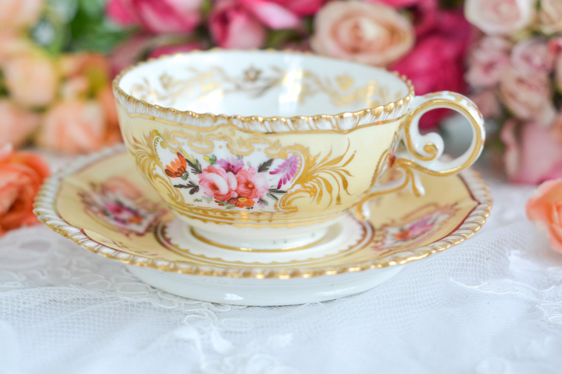 コールポートのペンブロークシェイプと呼ばれるシェイプのカップです。縁の飾り模様が特徴的で1820年代後半に作られたとても古い作品です。豪華な縁飾りに手描きで描かれた美しい花々、エレガントなリングハンドル。約200年前に作られ、この持ち主の貴族はこんな美しいカップでどんな優雅なティータイムを過ごしていたのでしょうか。