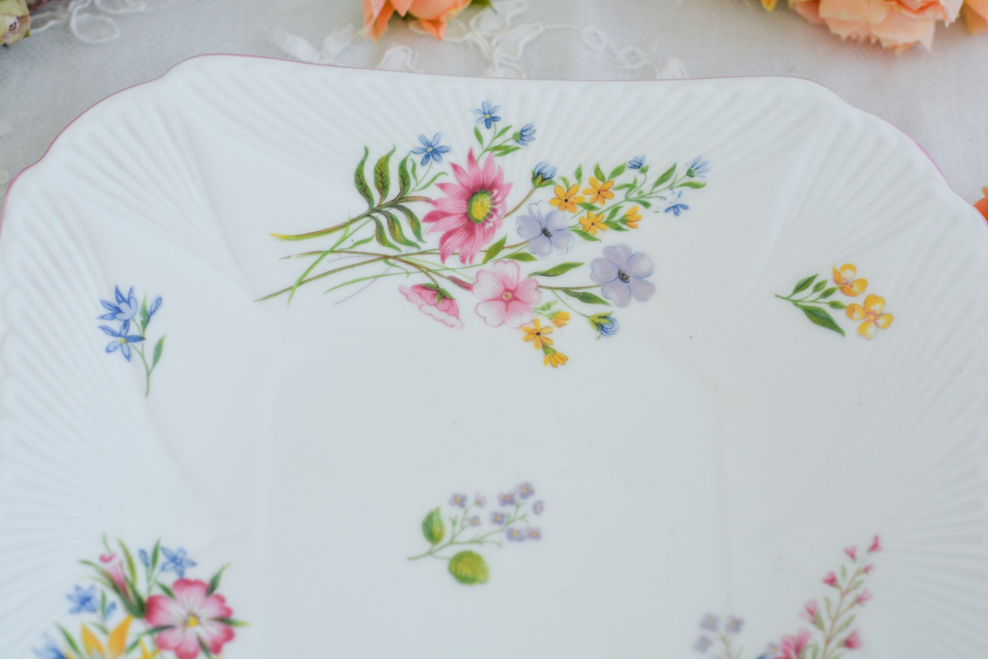 シェリーのワイルドフラワーシリーズの可愛らしいB&Bプレート(ブレッド&バタープレート)。イギリスの色とりどりの野花が散りばめられていて、パステルピンクの縁取りとハンドルがとても可愛らしいお品です。B&Bプレートの「B&B」は「ブレッド&バター」のことでパンやお菓子を盛り付けるのに便利なプレートです。