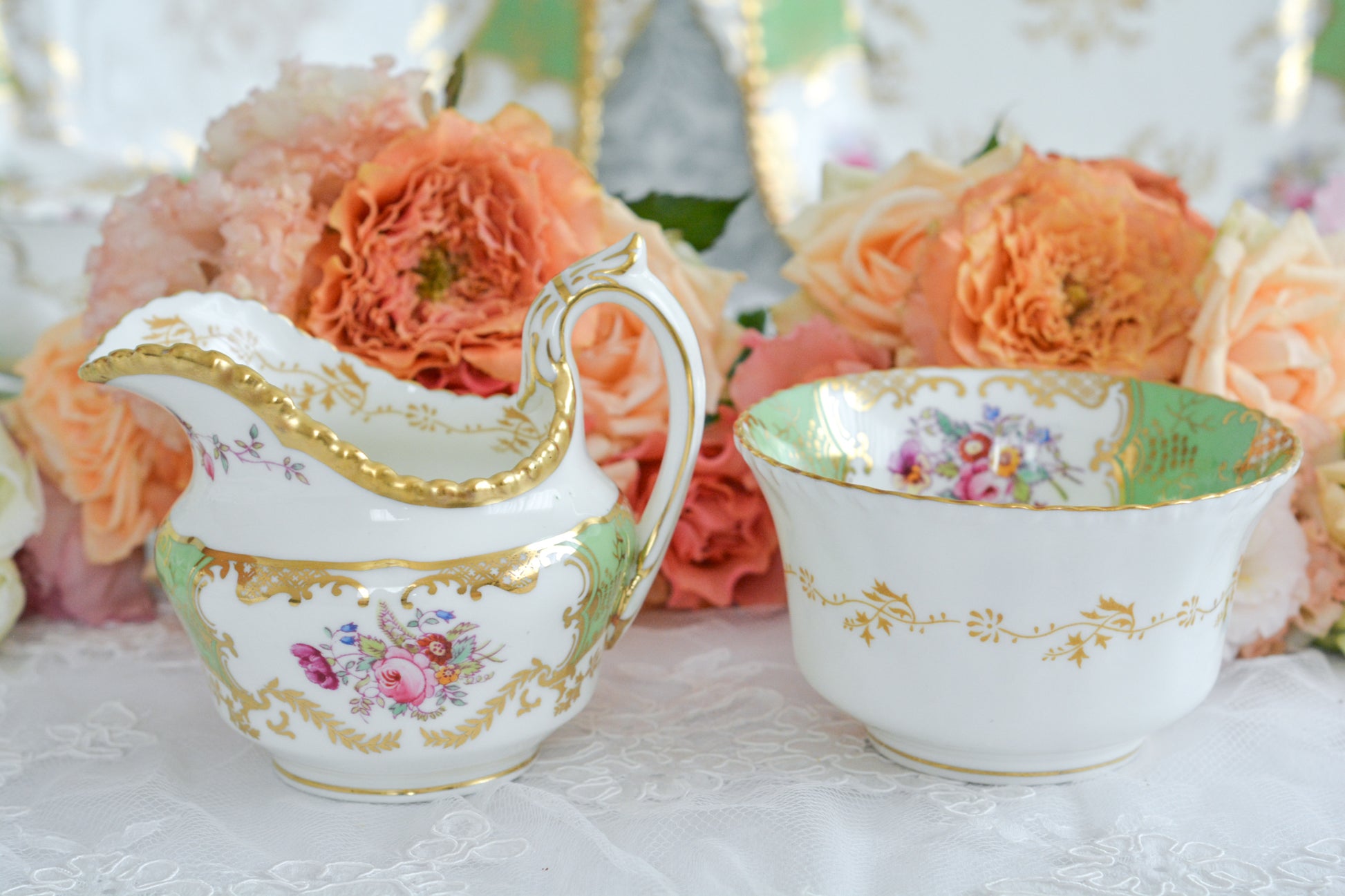 コールポートの人気シリーズのバットウィング。こちらはアップルグリーンが美しいシュガーボウルです。シュガーボウルとしても、チョコレートやキャンディーなどちょっとしたお菓子などを盛り付けても可愛らしいです。同じデザインですが、コバルトブルーと雰囲気が変わりますね。バットウィングシリーズは年々見つけることが困難になっております。こちらはとても状態の良い子で、お探しの方に見つけていただけましたら嬉しいです。