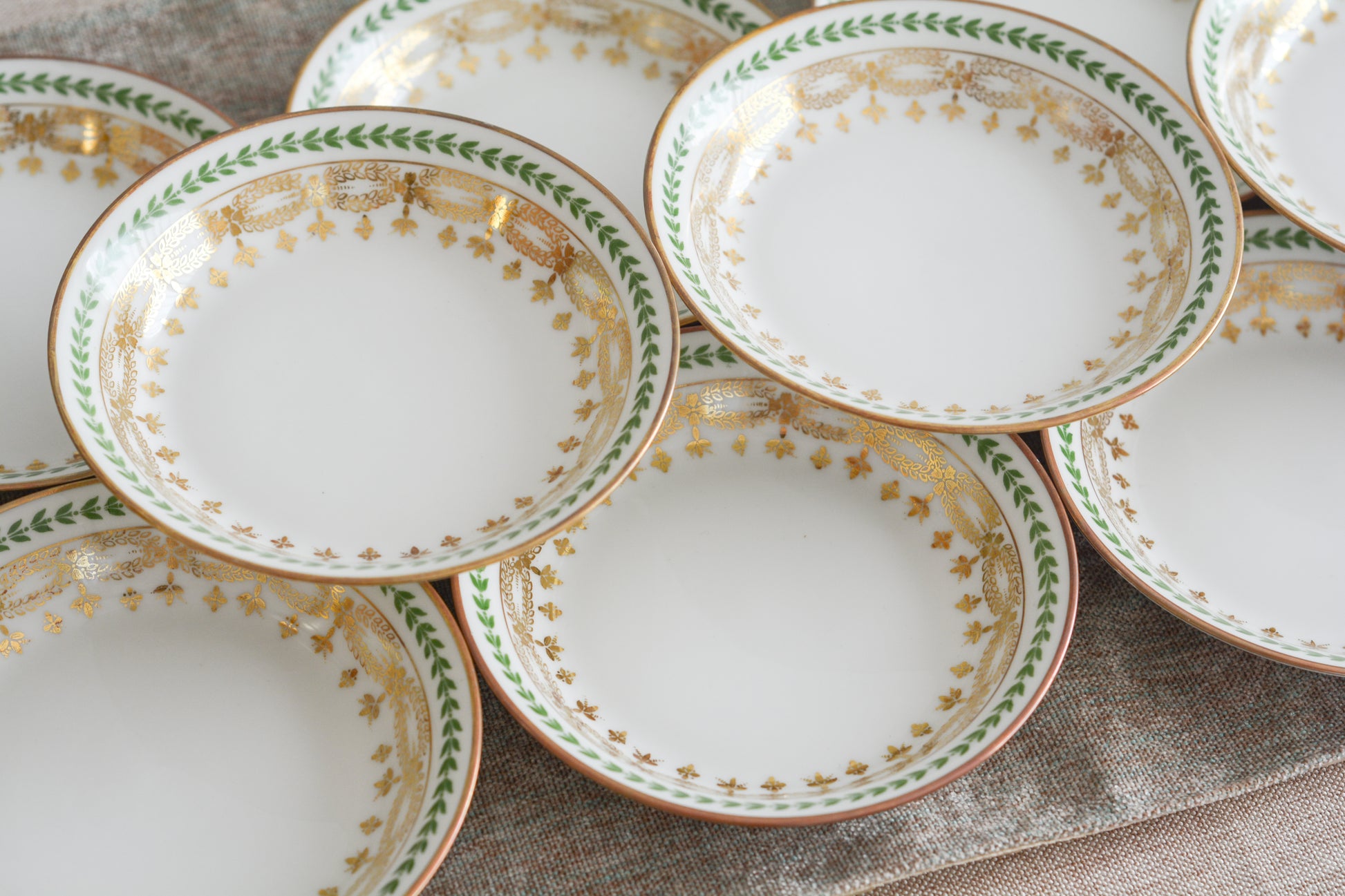 フランスのリモージュ、ジャン・プーヤ工房の小さなプレートです。シンプルですが、上品なデザインでクリスマスのテーブルを盛り上げます。ぜひクリスマスのティータイムをお楽しみいただきたいです。日本の豆皿のようなお皿でちょっとしたスイーツや、オードブルを盛り付けても素敵です。 クリスマス企画の特別価格になっています。価格は1枚の価格です。在庫が全部で12枚ございます。状態の良いものから順番にお送りいたします。