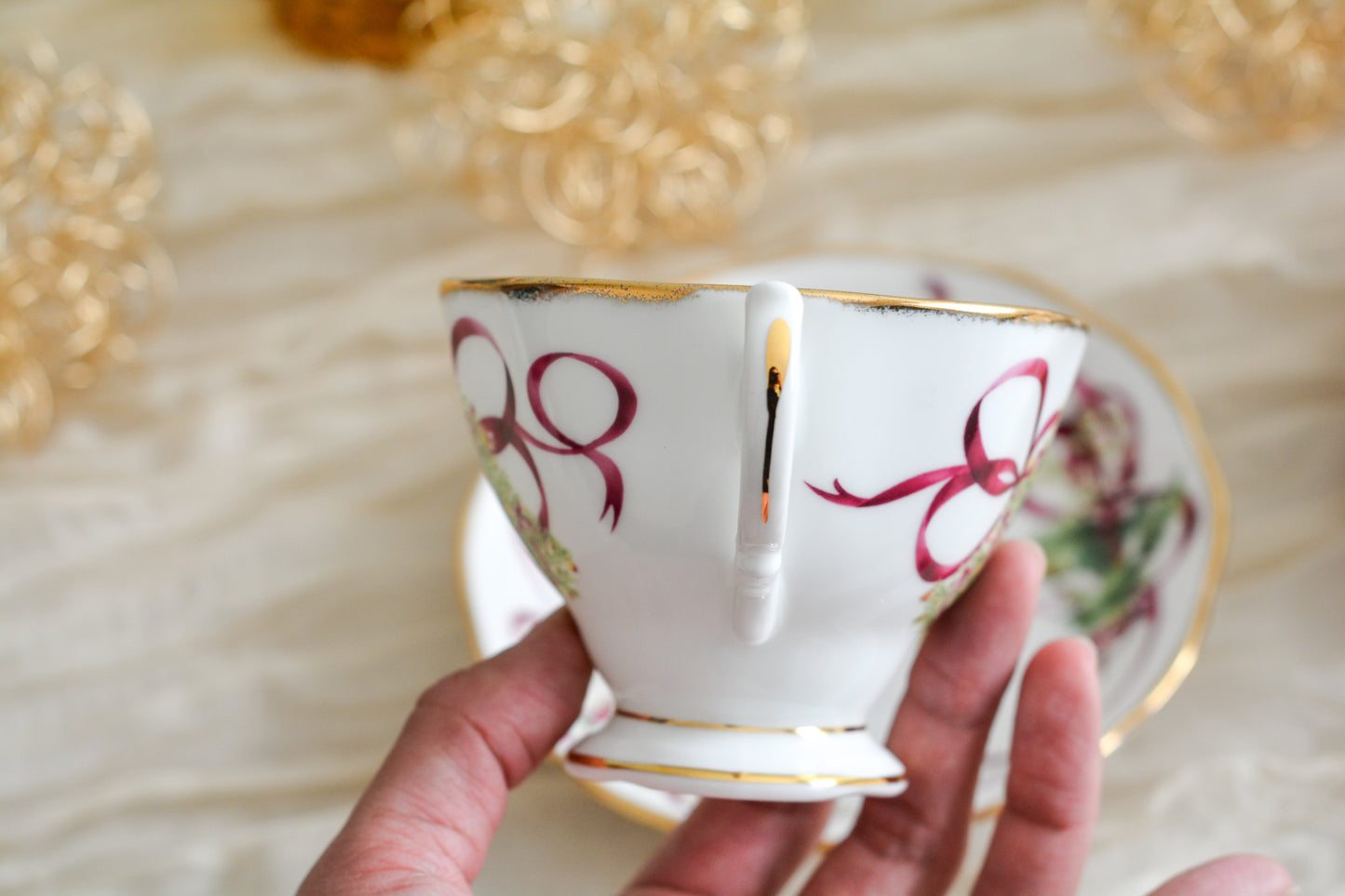 ロイヤルアルバートの代表的なシリーズオールドイングリッシュツリー。このシリーズは色々なバリエーションが発表されています。こちらのクリスマスツリーもその一つ。大きなクリスマスツリーにマルーンカラーのリボンがとても華やかなデザインで人気があります。クリスマスのティータイムにぴったりのカップでクリスマスのテーブルをお楽しみくださいね。