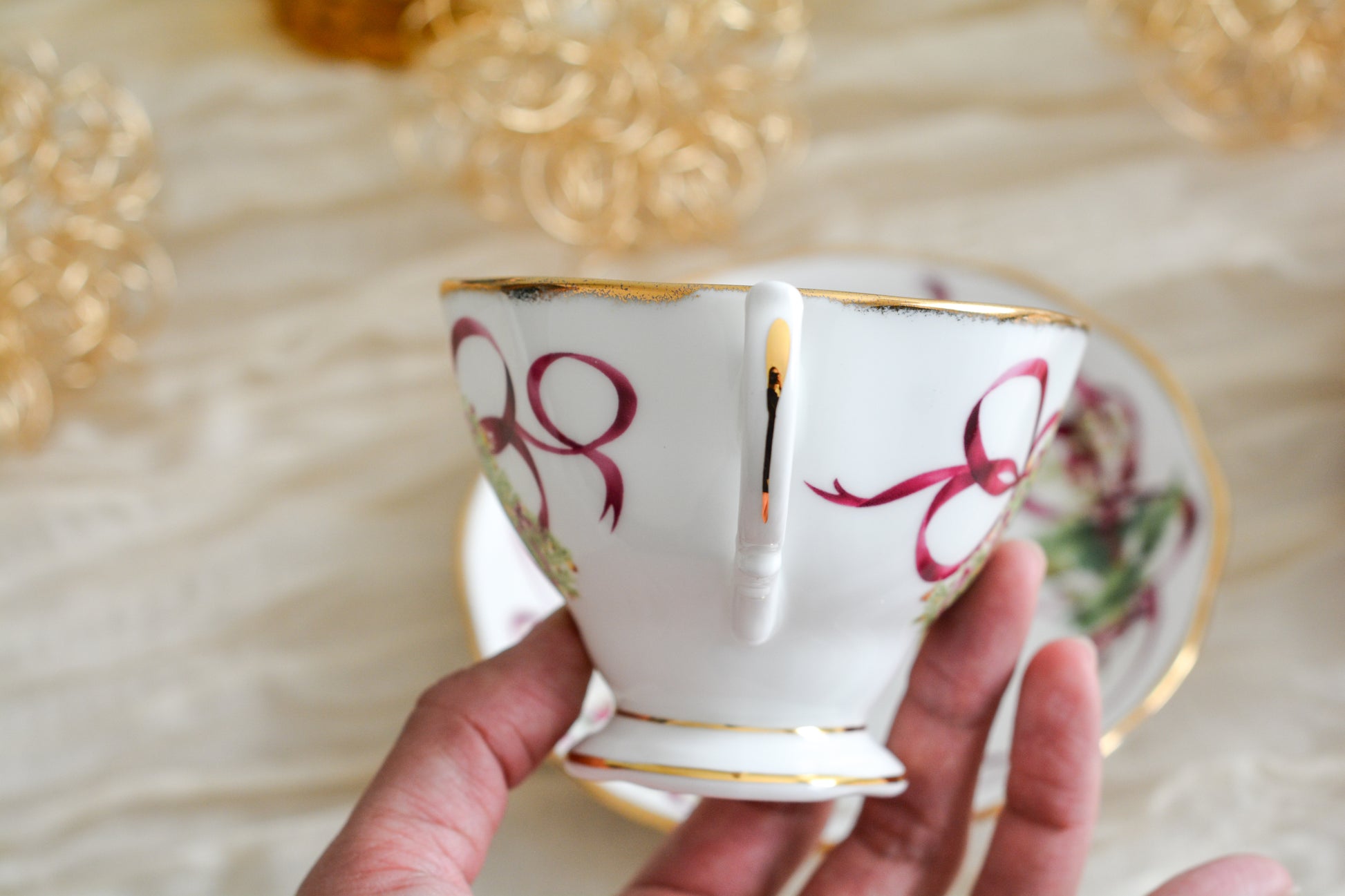 ロイヤルアルバートの代表的なシリーズオールドイングリッシュツリー。このシリーズは色々なバリエーションが発表されています。こちらのクリスマスツリーもその一つ。大きなクリスマスツリーにマルーンカラーのリボンがとても華やかなデザインで人気があります。クリスマスのティータイムにぴったりのカップでクリスマスのテーブルをお楽しみくださいね。