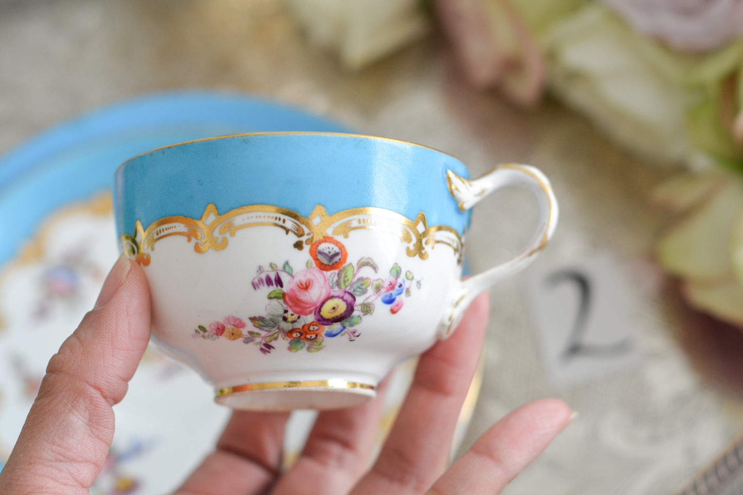 コールポートのハンドペイントで描かれた花々がとても美しいティートリオです。以前色違いのコバルトブルーのトリオをご紹介したことがあります。シリーズ名はないのですが、何色かカラーバリエーションがあります。ターコイズブルーはどのシリーズにおいても貴重なカラー。ターコイズブルーに金彩のコントラストがとても豪華な印象です。特別なティータイムにどうぞ。