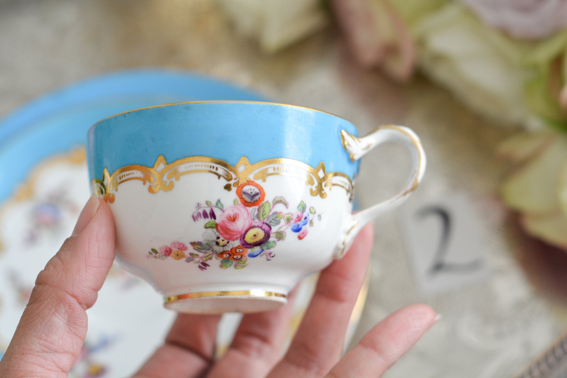 コールポートのハンドペイントで描かれた花々がとても美しいティートリオです。以前色違いのコバルトブルーのトリオをご紹介したことがあります。シリーズ名はないのですが、何色かカラーバリエーションがあります。ターコイズブルーはどのシリーズにおいても貴重なカラー。ターコイズブルーに金彩のコントラストがとても豪華な印象です。特別なティータイムにどうぞ。