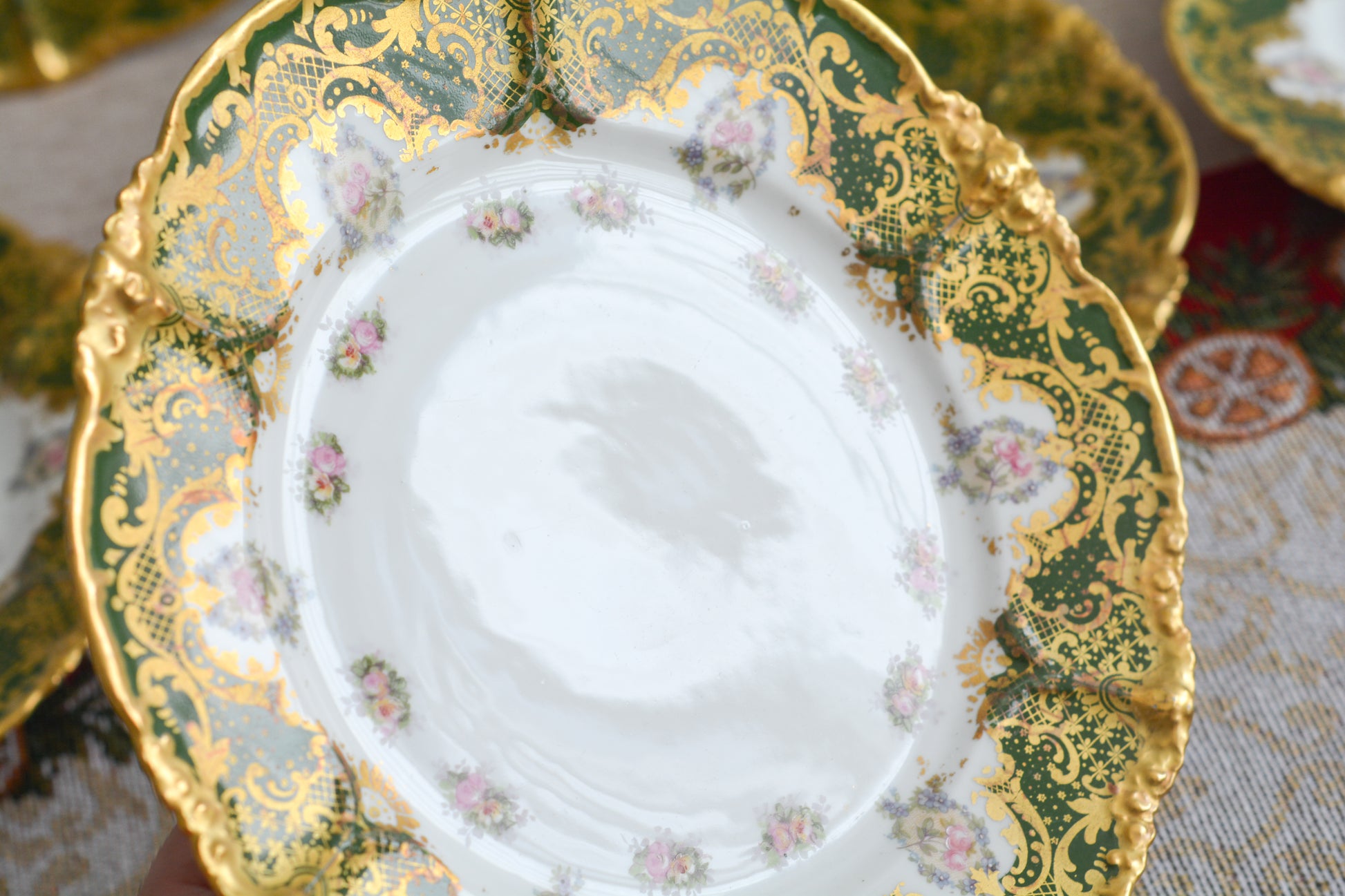 フランスのリモージュのプレートがやってきました。ジャン・プーヤ工房のデザートプレートで、深い緑の縁取りに繊細なタッチのお花がとても美しい1枚です。英国のタッチとはまた違った趣きがあり、エレガントで繊細な雰囲気。クリスマスのテーブルにもぴったりな色合いでテーブルを華やかに盛り上げてくれるプレートです。  こちらは1枚の価格です。クリスマス企画の特別価格になっています。在庫が全部で8枚ございます。状態の良いものから順番にお送りいたします。