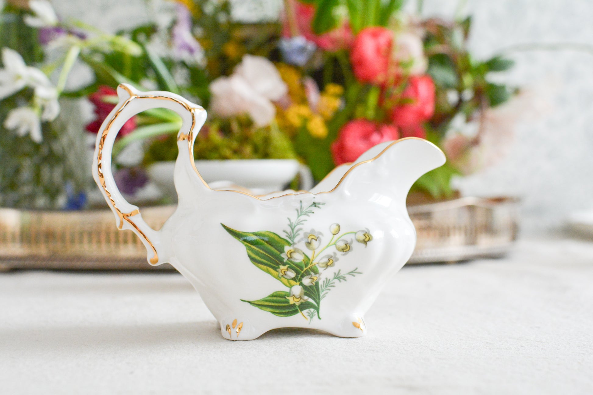 ハマースレイのスズランの絵柄が可愛らしいシュガー入れとミルクジャグ。このスズランのシリーズは人気がありますが、ヴィクトリアンバイオレットよりも生産数が少ないのか、なかなか見つかりません。優美なシェイプと美しいスズランの模様がとてもマッチしていて素敵なお品です。こちらはシュガー入れとミルクジャグの2点セットです。