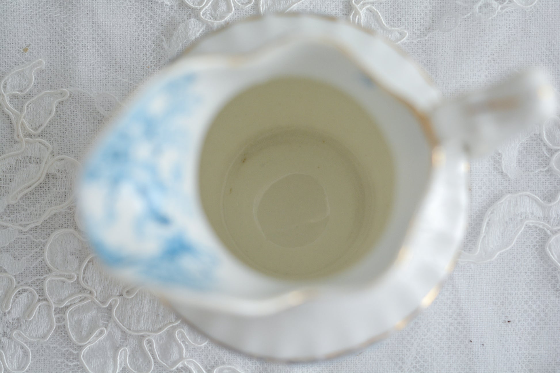 サミュエル・ラドフォードというメーカーの可愛らしいティートリオです。サミュエル・ラドフォードはスタッフォードシャーのメーカーで、1879年から1957年まで創業していました。こちらはブルーの転写模様がとても美しく地模様もとても可愛らしいお品です。同じパターンのティートリオと色違いのデザートプレートも別で掲載しています。