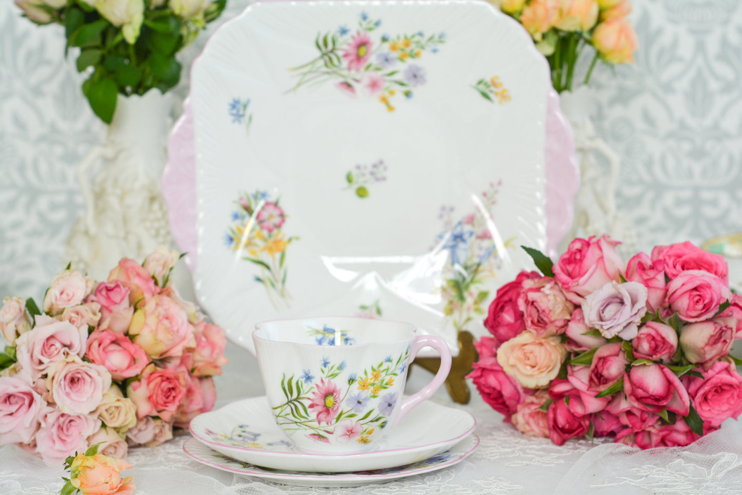 シェリーのワイルドフラワーシリーズの可愛らしいティートリオです。カップはディンティーシェイプと呼ばれる可愛らしいシェイプで上から見るとお花が咲いている様に見えます。イギリスの色とりどりの野花が散りばめられていて、どんな花がプリントされているか眺めるのも楽しいです。こちらは同じシリーズのピンクのお揃いのB&Bプレート、色違いのブルーのB&Bプレートも別で掲載しています。