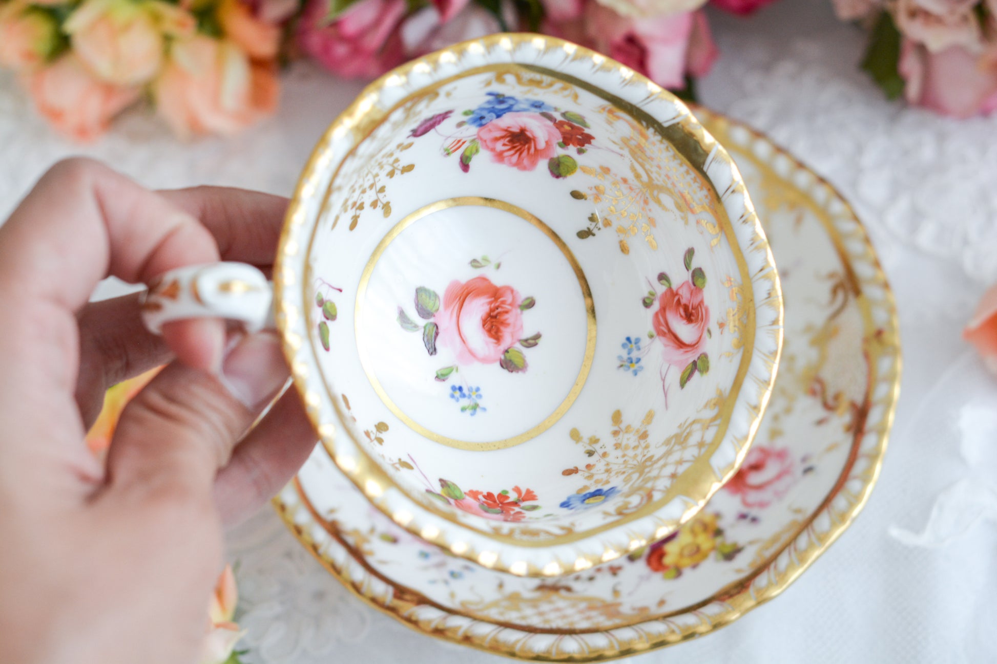 H&Rダニエルは1822年から1846年までという短い期間しか製造していないのですが、とても素晴らしい磁器を作っていたメーカです。数が少なく、作品も素晴らしいとあって世界中にコレクションしている方々がいます。ガドルーンとは縁飾りの模様のことで、こちらはカップの内側についていてセカンドガドルーンと呼ばれています。(外側についているものはファーストガドルーン。)H&Rダニエルの作品はハンドペイント絵付けも大変素晴らしいです。芸術的なカップとなっております。