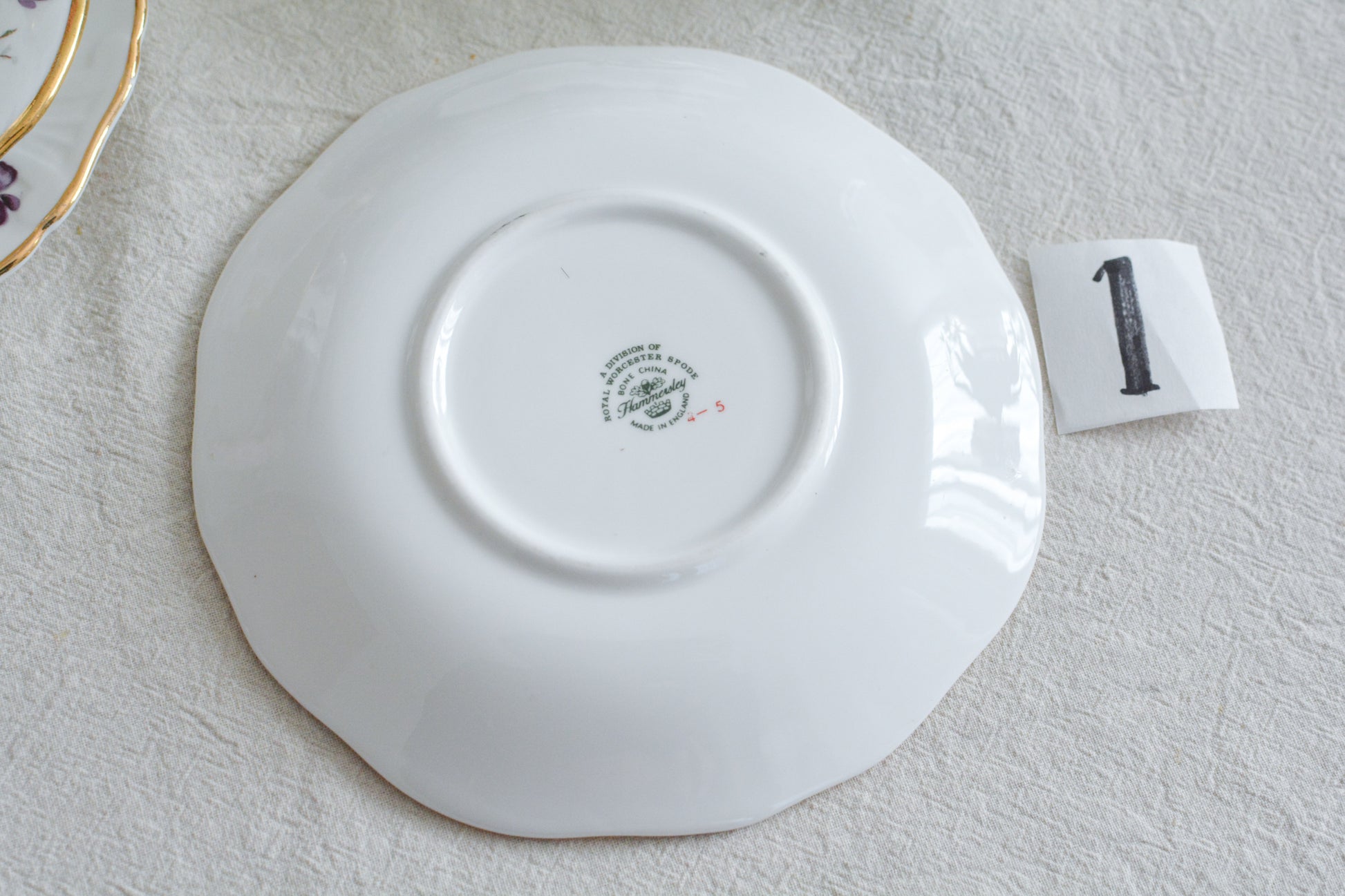 ハマースレイの人気シリーズ、ヴィクトリアンバイオレットシリーズのティートリオ。可憐なすみれの模様と優雅なシェイプがとても美しいお品です。製造年代などですみれの模様が少しずつ違い、それぞれに魅力があります。ハマースレイらしいエレガントなデザインでおうちティータイムを華やかに盛り上げてくれます。こちらは1セットの価格です。在庫が2セットあり、絵柄や色味が少しずつ異なります。トリオ①〜②からお選びください。