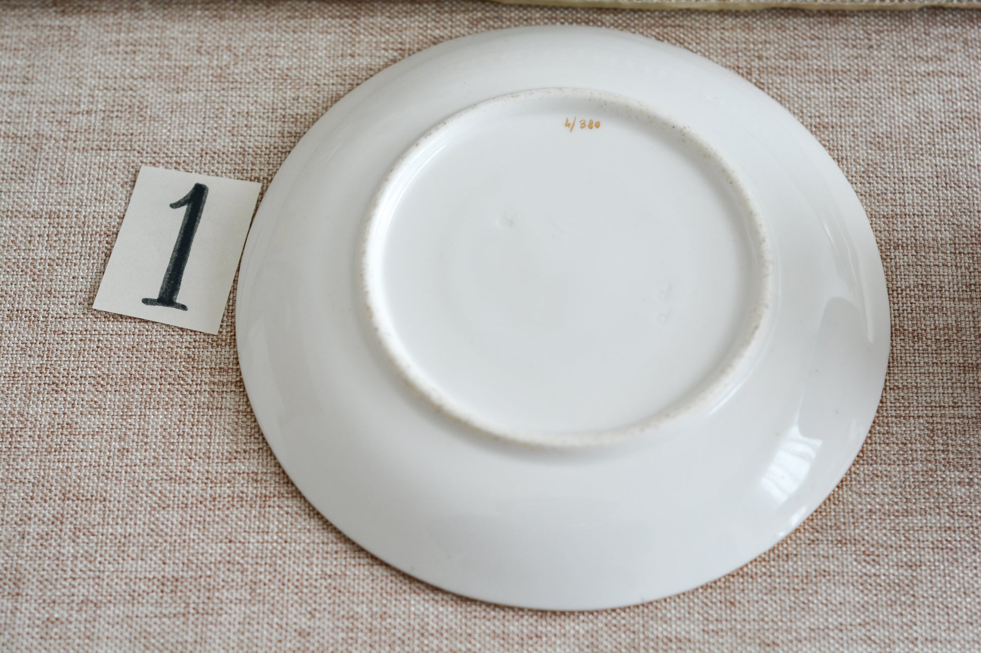 コールポートのハンドペイントで描かれた花々がとても美しいティートリオです。以前色違いのコバルトブルーのトリオをご紹介したことがあります。シリーズ名はないのですが、何色かカラーバリエーションがあります。ターコイズブルーはどのシリーズにおいても貴重なカラー。ターコイズブルーに金彩のコントラストがとても豪華な印象です。特別なティータイムにどうぞ。