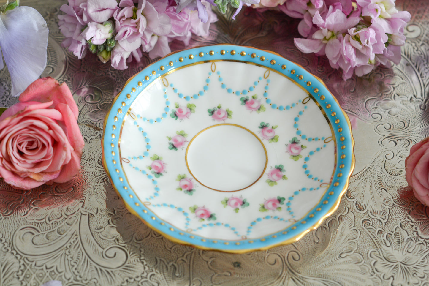 ミントンの美しいデミタスカップ。ミントンブルーにエレガントなデザイン。さすがミントン!ですね。小さなカップにぎゅっと魅力が詰まったお品です。 ミントンは女性の絵付け師さんが他のメーカーよりもたくさん活躍していたと本で読んだことがあります。ミントンのエレガントで美しいデザインはそんな理由もあるのかもしれません。カップのハンドルに製造時にできたと思われる傷と、ソーサーにヘアライン(貫通はしていません)があるので実用にはお勧めしませんが、ぜひたくさん眺めて愛でていただきたい、芸術的なカップです。