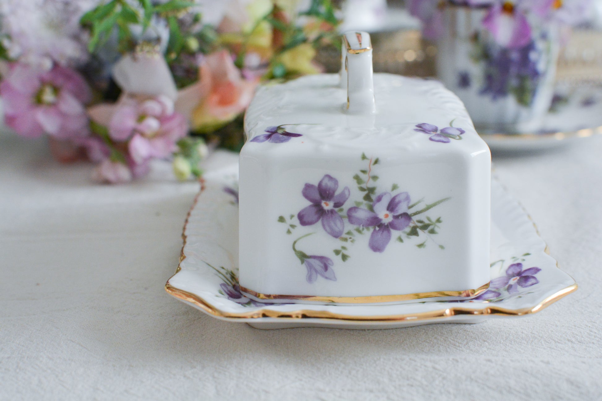 ハマースレイの人気シリーズ、ヴィクトリアンバイオレットシリーズ。珍しいバターディッシュです。お馴染みの可憐なすみれの模様が美しく、蓋の持ち手もハマースレイらしいとてもエレガントなデザイン。バターはもちろん、小さなお菓子を入れてゲストをおもてなししても素敵ですね。ティータイムを華やかに盛り上げてくれるアイテムです。