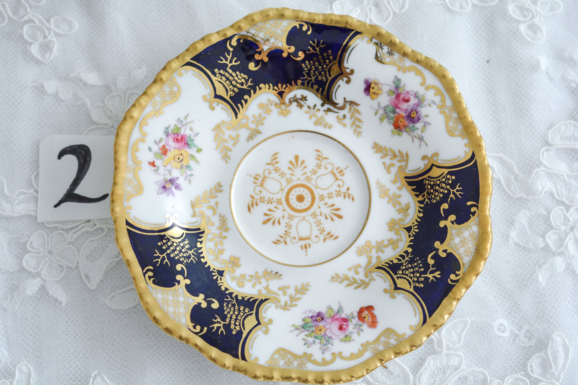 コールポートの代表作と言ってもいい、バットウィングシリーズ。こちらはコバルトブルーのティートリオです。重厚感のあるコバルトブルーと金彩のコントラスト、美しいシェイプ。凛としさ美しさがありオーラを感じます。最近はバットウィングも探すのがとても困難になってきました。心が躍るカップでティータイムをお楽しみいただけたら嬉しいです。こちらは1セットの価格です。全部で6セット在庫がございます。状態で価格が変わります。